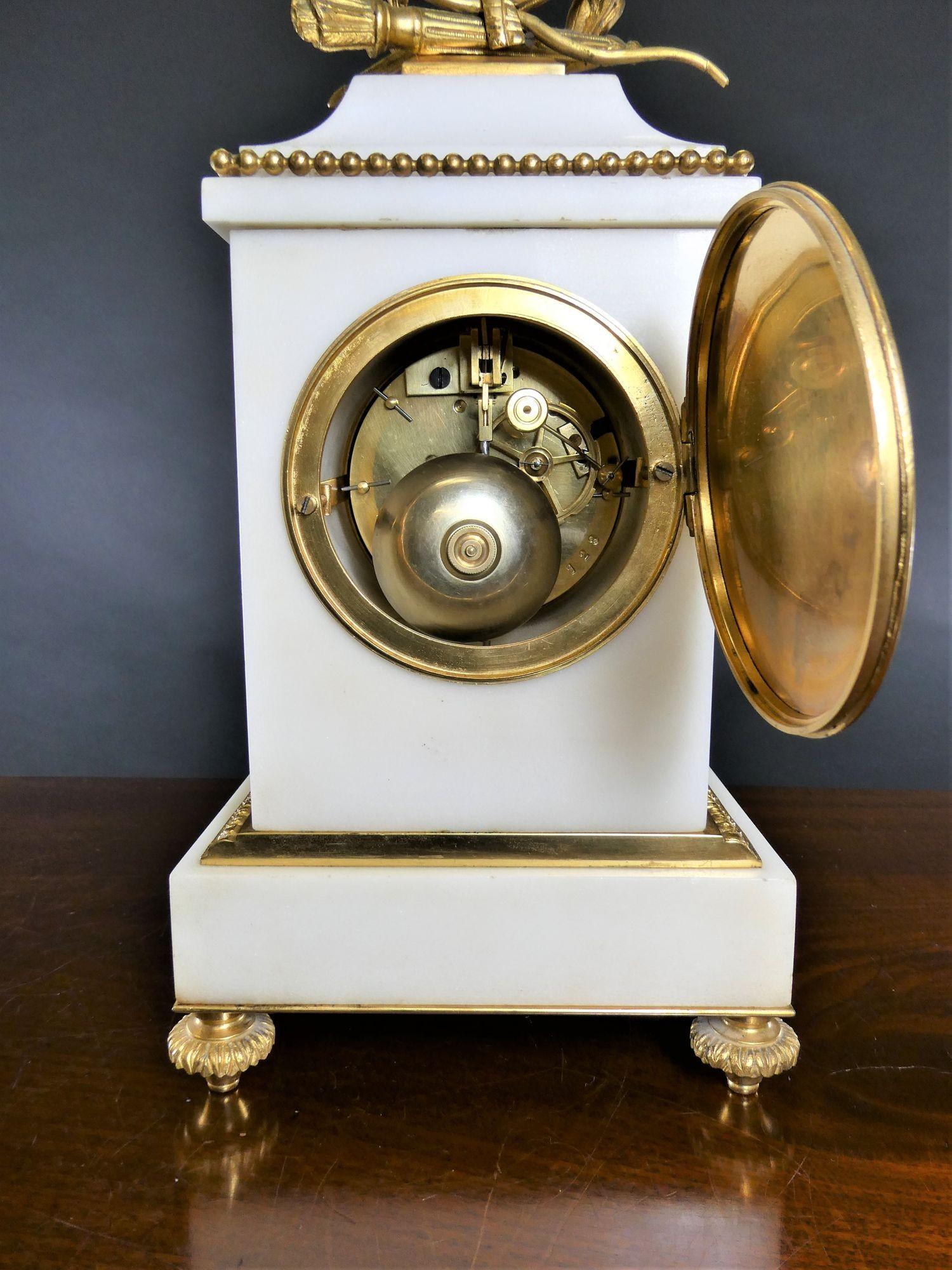Fin du XIXe siècle Pendule de cheminée française en marbre blanc et bronze doré de Samuel Marti en vente
