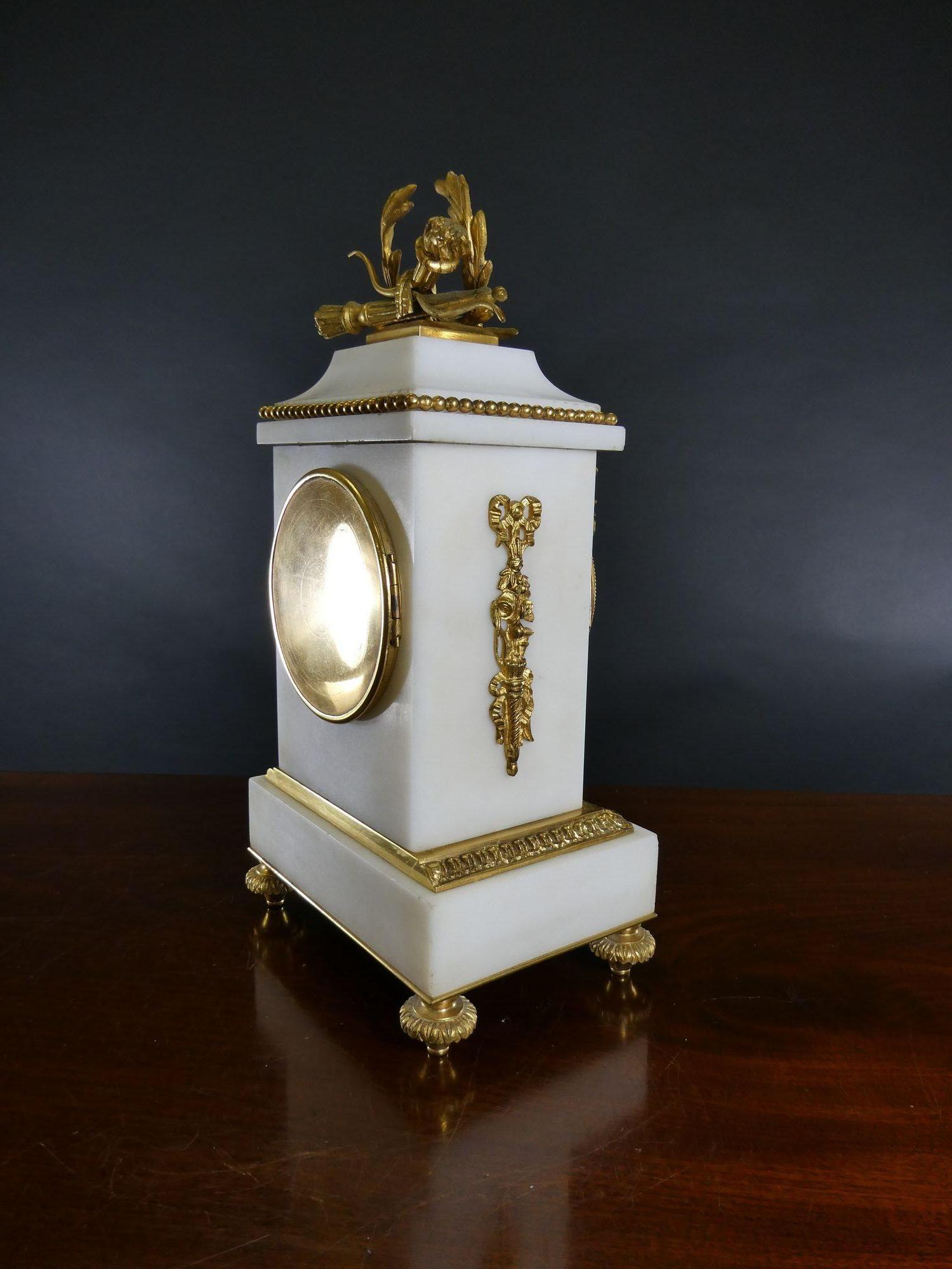 Marbre Pendule de cheminée française en marbre blanc et bronze doré de Samuel Marti en vente