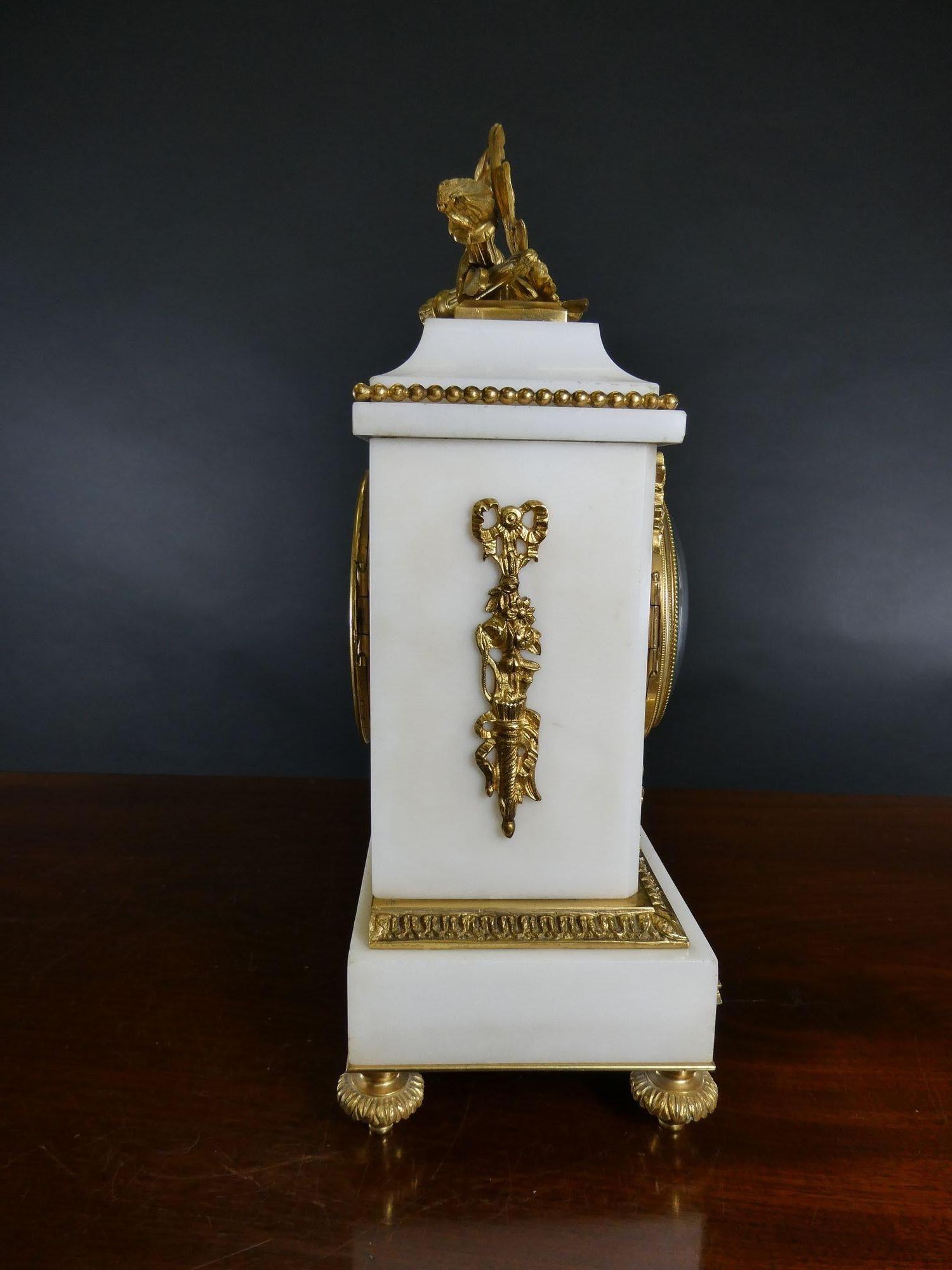 Französische Kaminuhr aus weißem Marmor und Goldbronze von Samuel Marti (Spätes 19. Jahrhundert) im Angebot