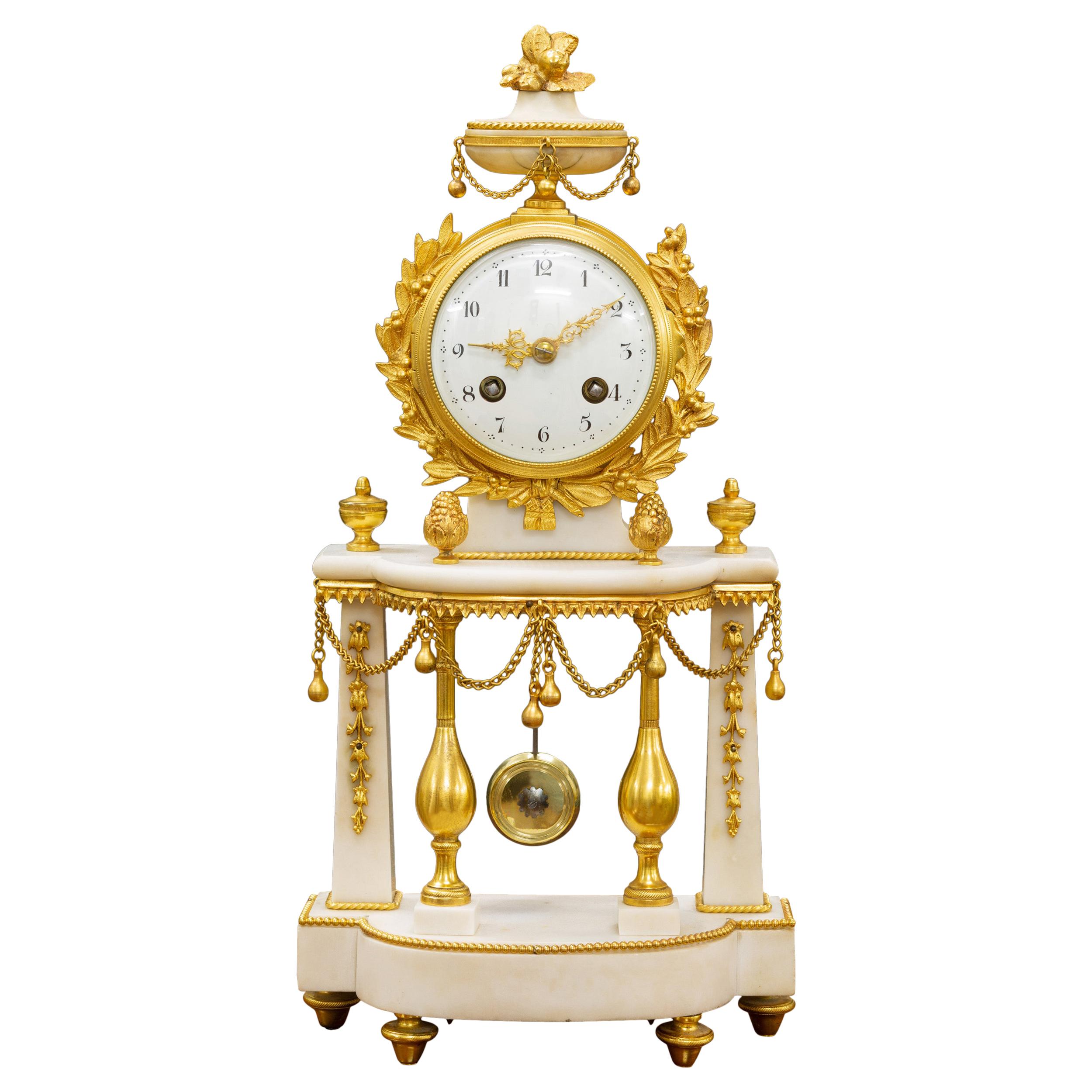 Pendule de cheminée à pilier en marbre blanc et ormolu français