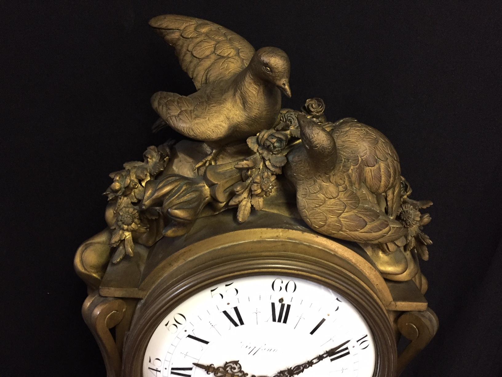 Uhr aus weißem Marmor, vertrieben von Tiffany, 19. Jahrhundert im Zustand „Gut“ im Angebot in Cypress, CA