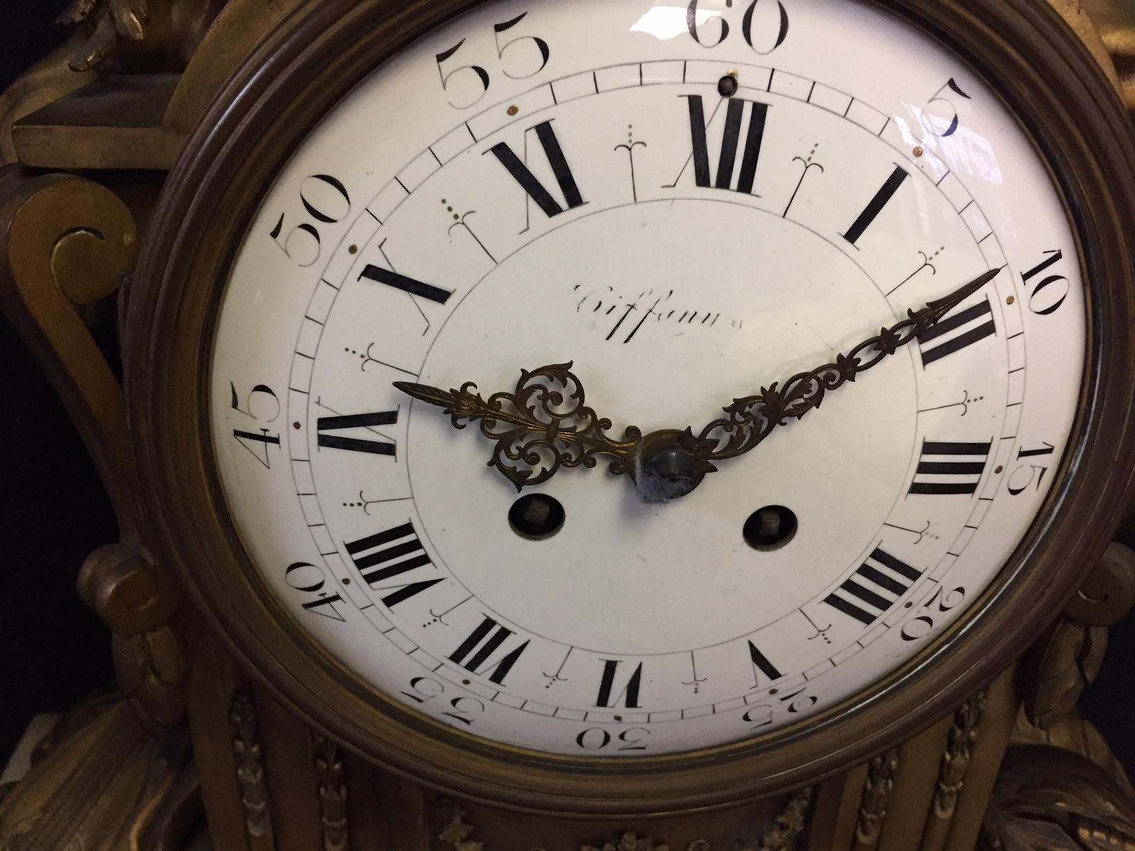 Uhr aus weißem Marmor, vertrieben von Tiffany, 19. Jahrhundert (Goldbronze) im Angebot