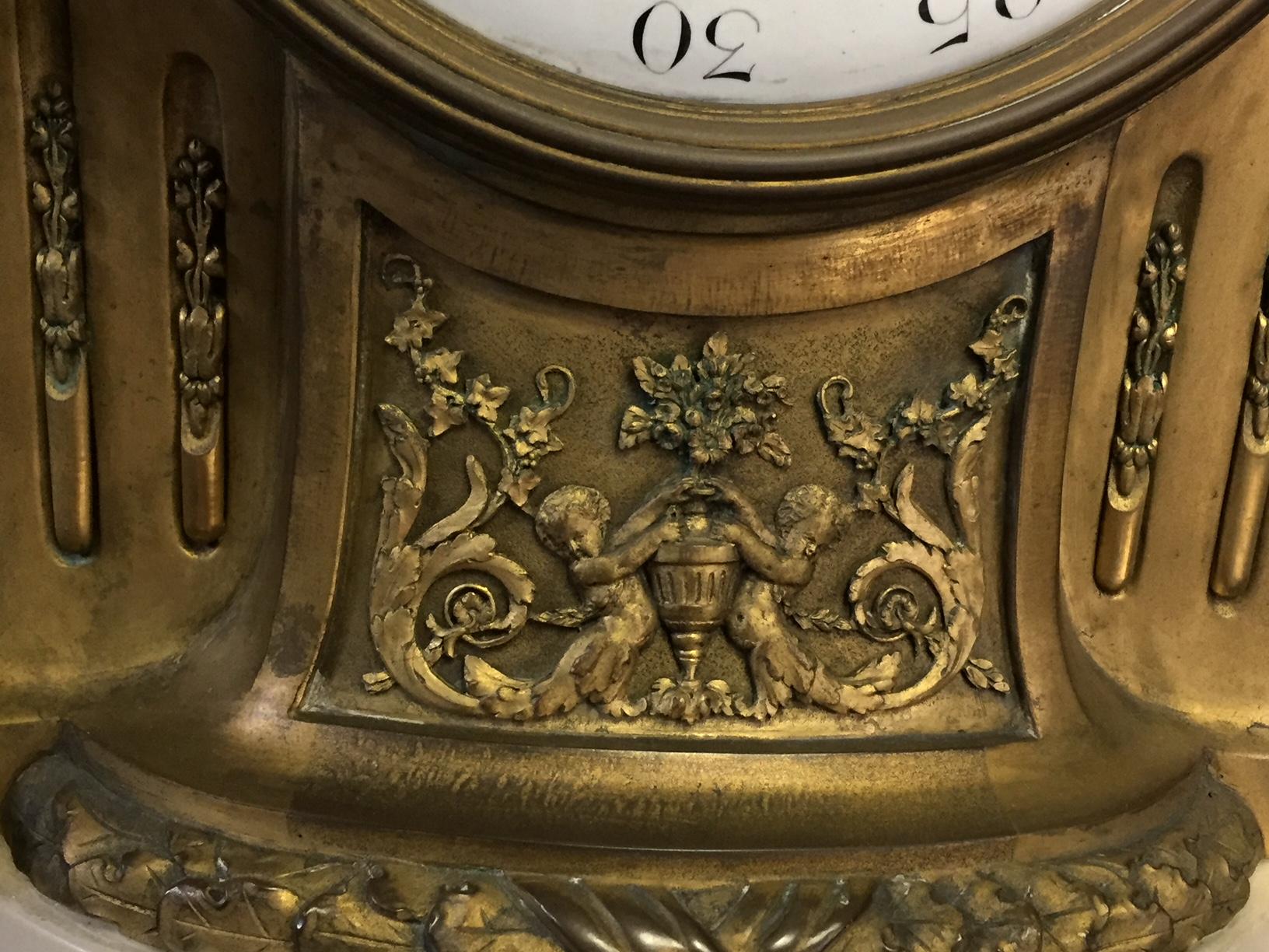XIXe siècle Horloge française en marbre blanc vendue par Tiffany, 19ème siècle en vente
