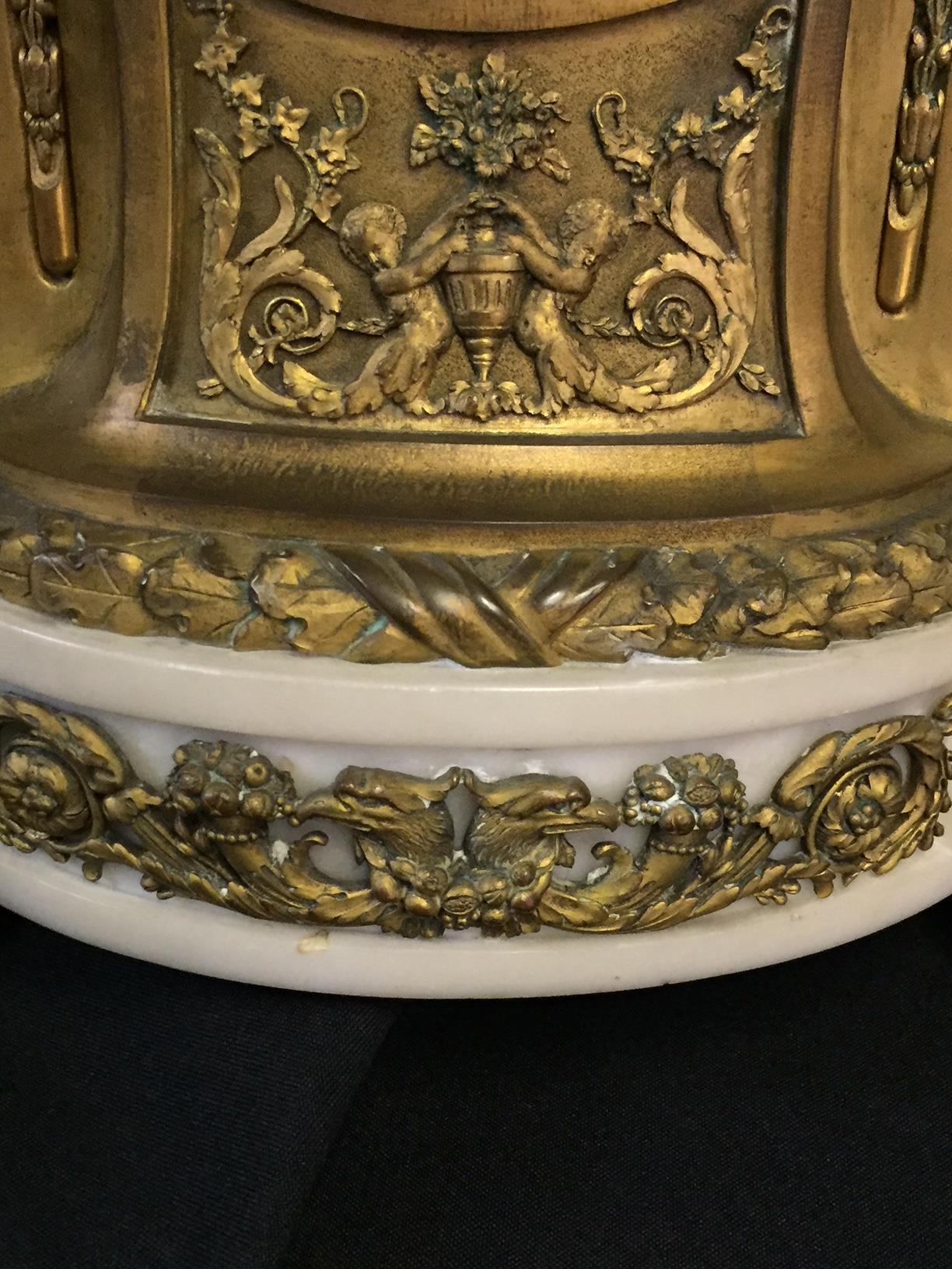 Bronze doré Horloge française en marbre blanc vendue par Tiffany, 19ème siècle en vente