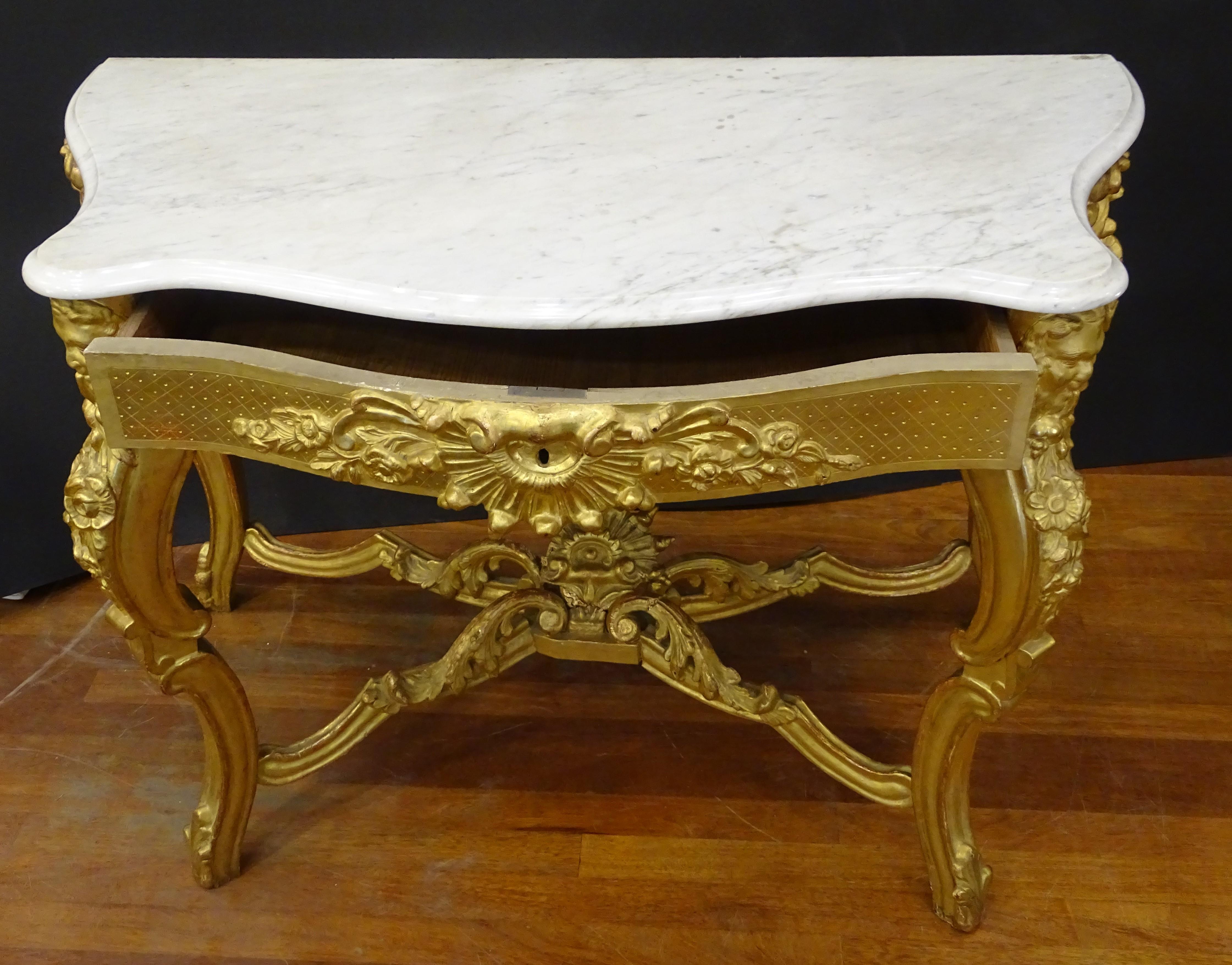 Französische Konsole aus geschnitztem und vergoldetem Holz in weißem Marmor und vergoldetem Holz, Napoleon III (Spätes 19. Jahrhundert) im Angebot