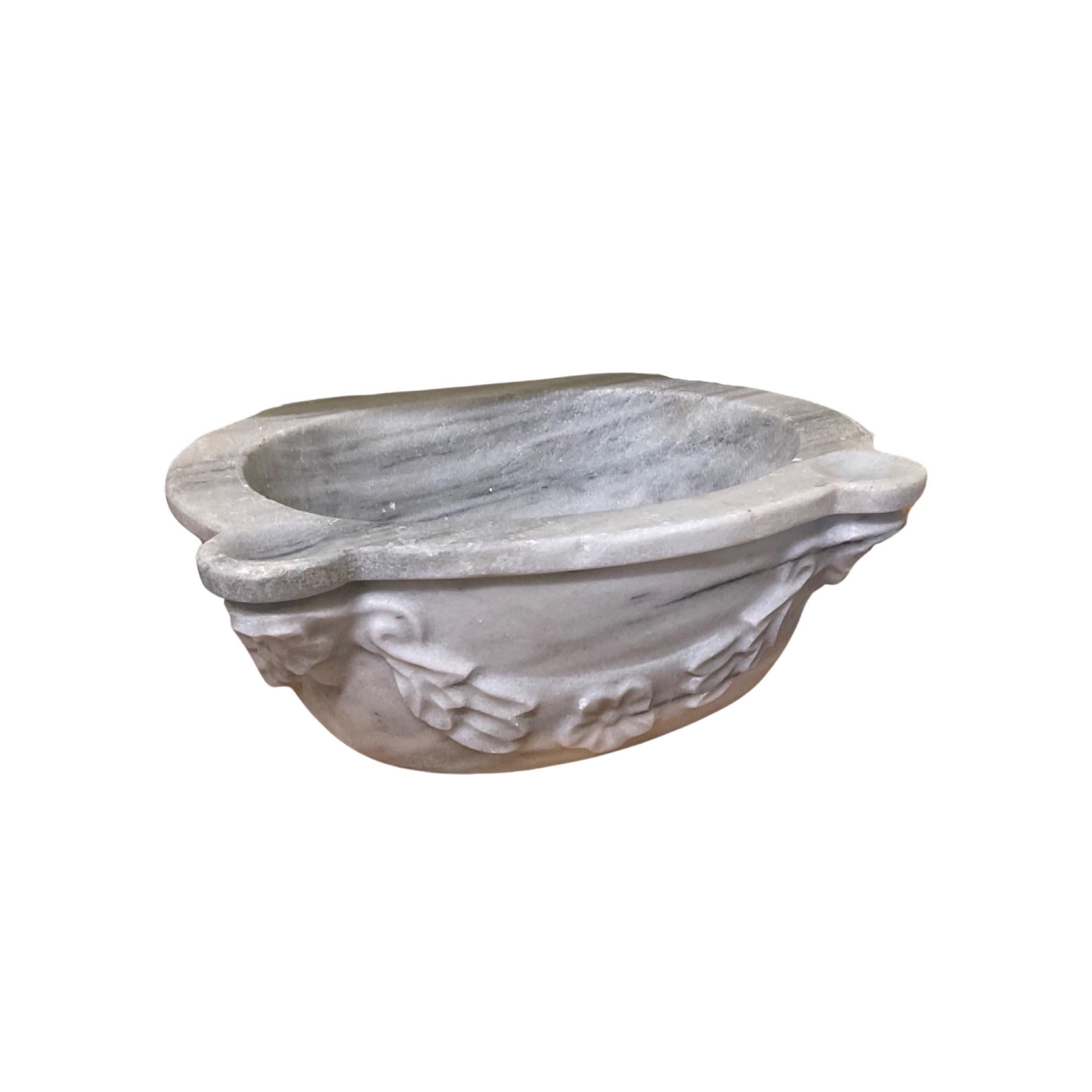 This captivating French white marble sink was hand-crafted from premium White Marble from France in the 1800s. Its everlasting magnificence and sturdiness render it a remarkable focus for any restroom.