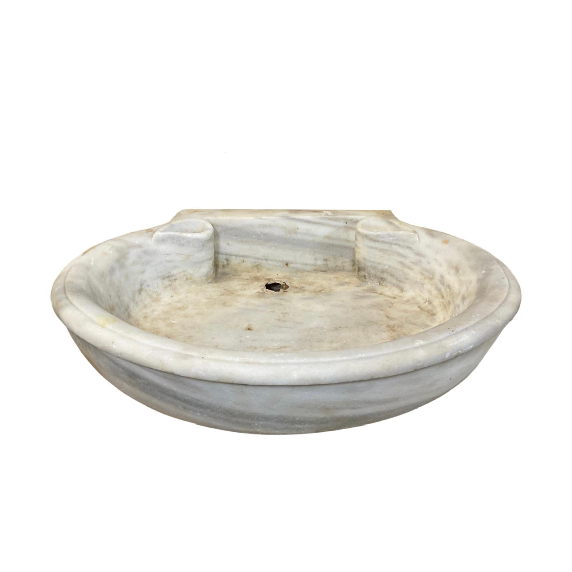 Dieses elegante Gefäßwaschbecken verfügt über ein tiefes Becken aus weißem französischem Marmor und ein vom 18. Jahrhundert inspiriertes Design. Er eignet sich perfekt für ein traditionelles Badezimmer und ist eine zeitlose Möglichkeit, Ihrem Raum