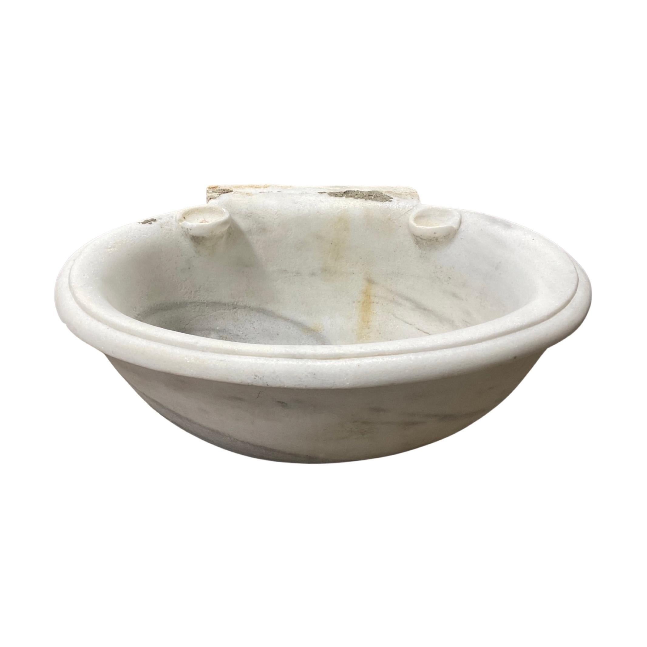 Unser Waschbecken aus weißem französischem Marmor wird aus handverlesenem Marmor aus dem 18. Jahrhundert gefertigt und garantiert ein herrschaftliches und zeitloses Aussehen. Seine einzigartige Textur und Musterung verleihen Ihrem Bad eine