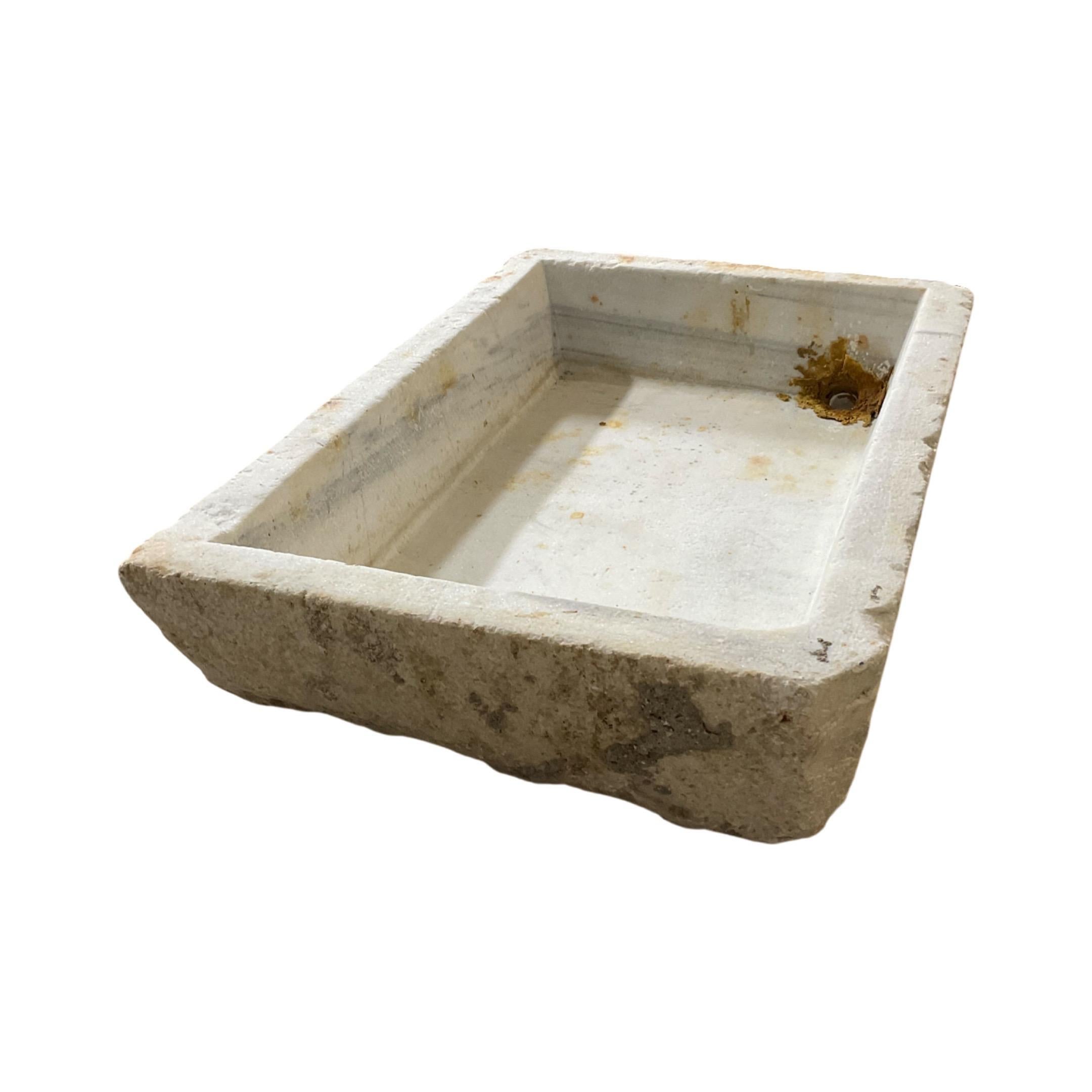 Dieses französische Waschbecken aus weißem Marmor ist ein luxuriöses Kunstwerk aus dem 17. Es wird mit einem vorgebohrten Loch für den Abfluss geliefert, kann aber abgedeckt werden, um ein versiegeltes Waschbecken zu erhalten. Genießen Sie den Look