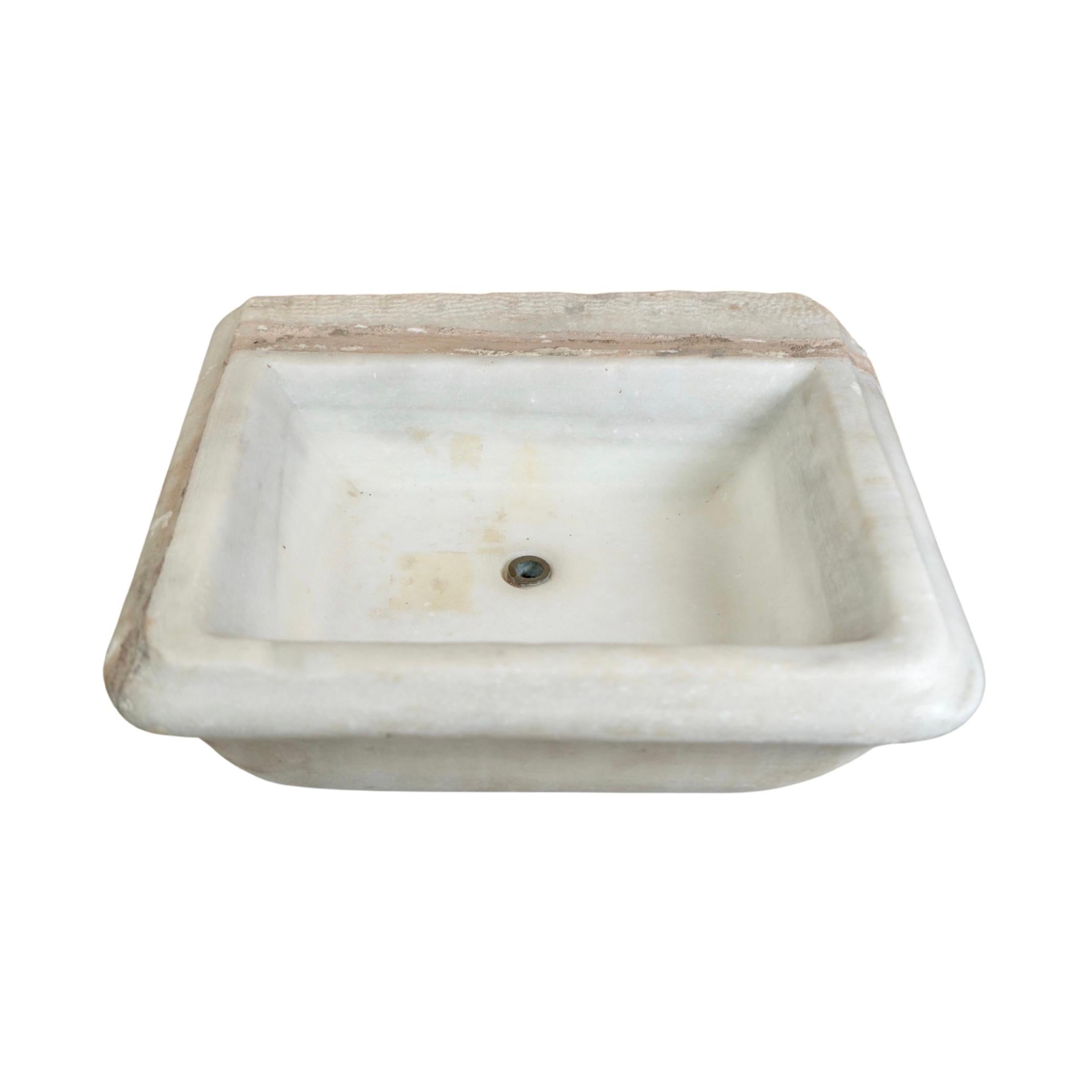 French White Marble Sink In Good Condition For Sale In Dallas, TX