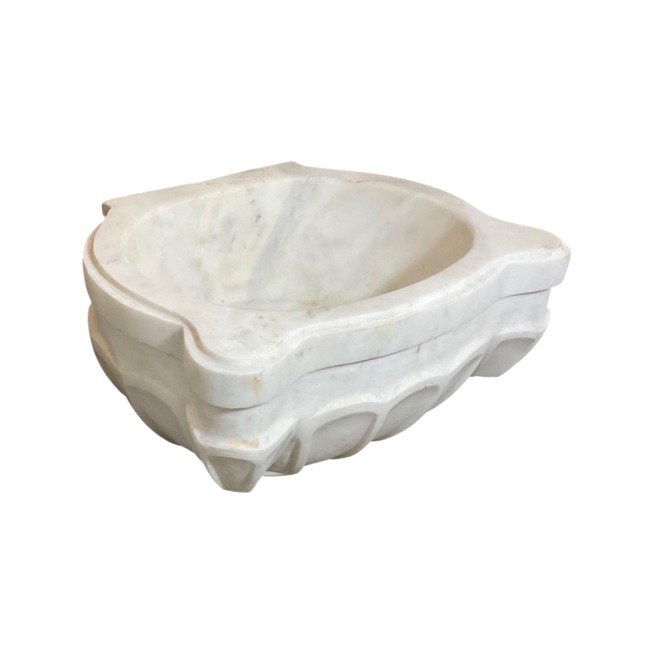 French White Marble Sink In Good Condition In Dallas, TX