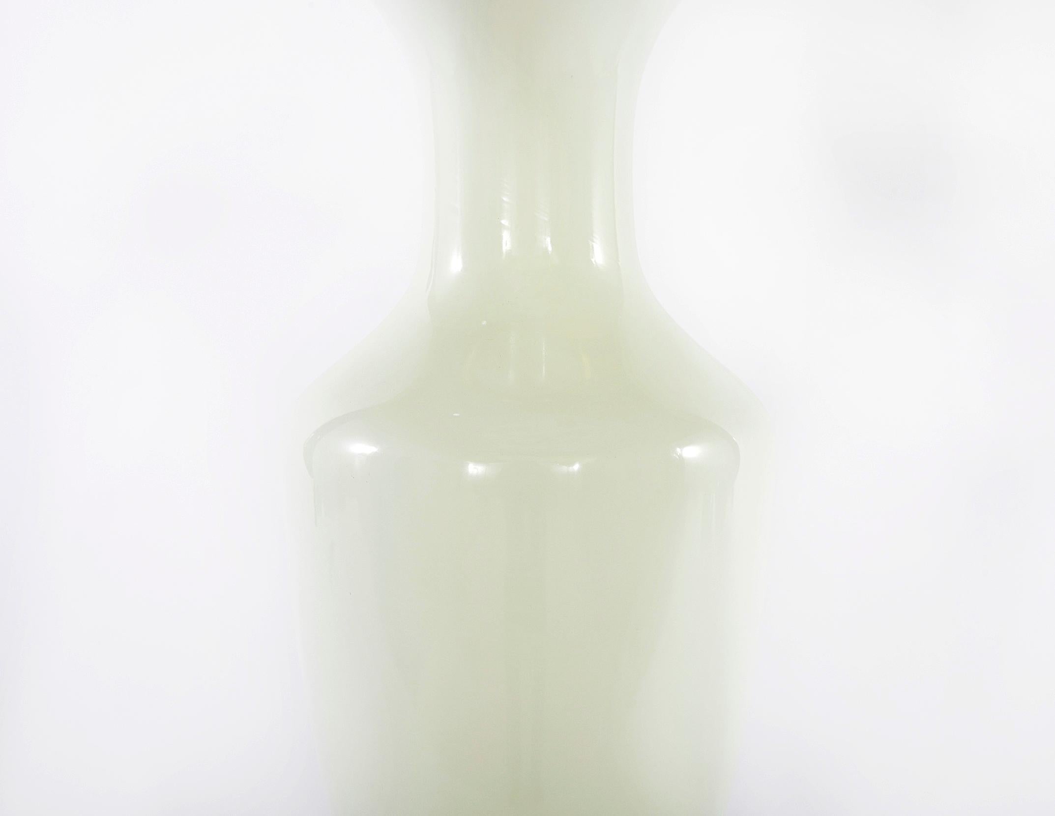 Dipinto a mano Vaso decorativo francese bianco opalino e dorato in vendita