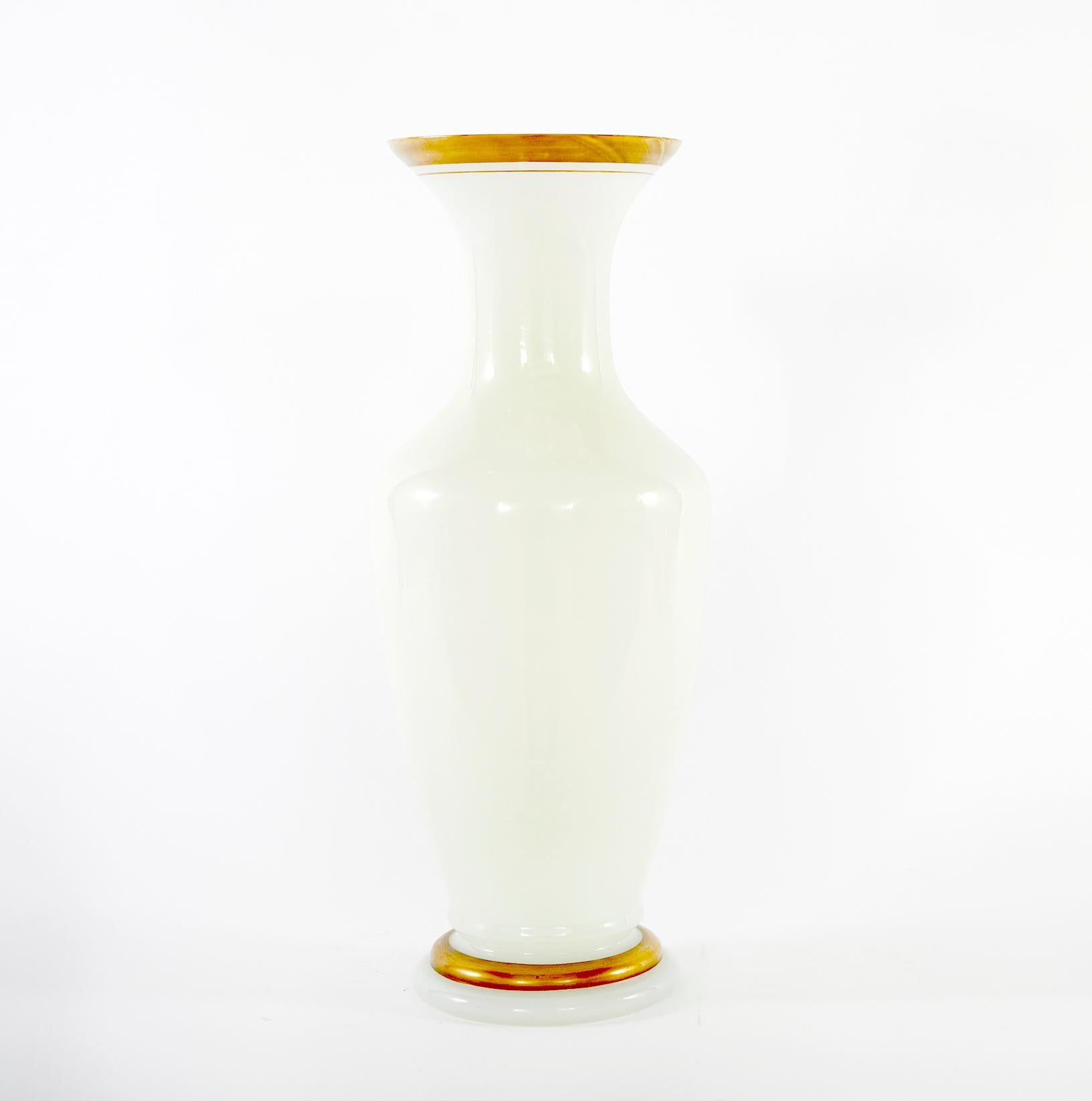 Vase décoratif français en opaline blanche et dorée Bon état - En vente à Tarry Town, NY