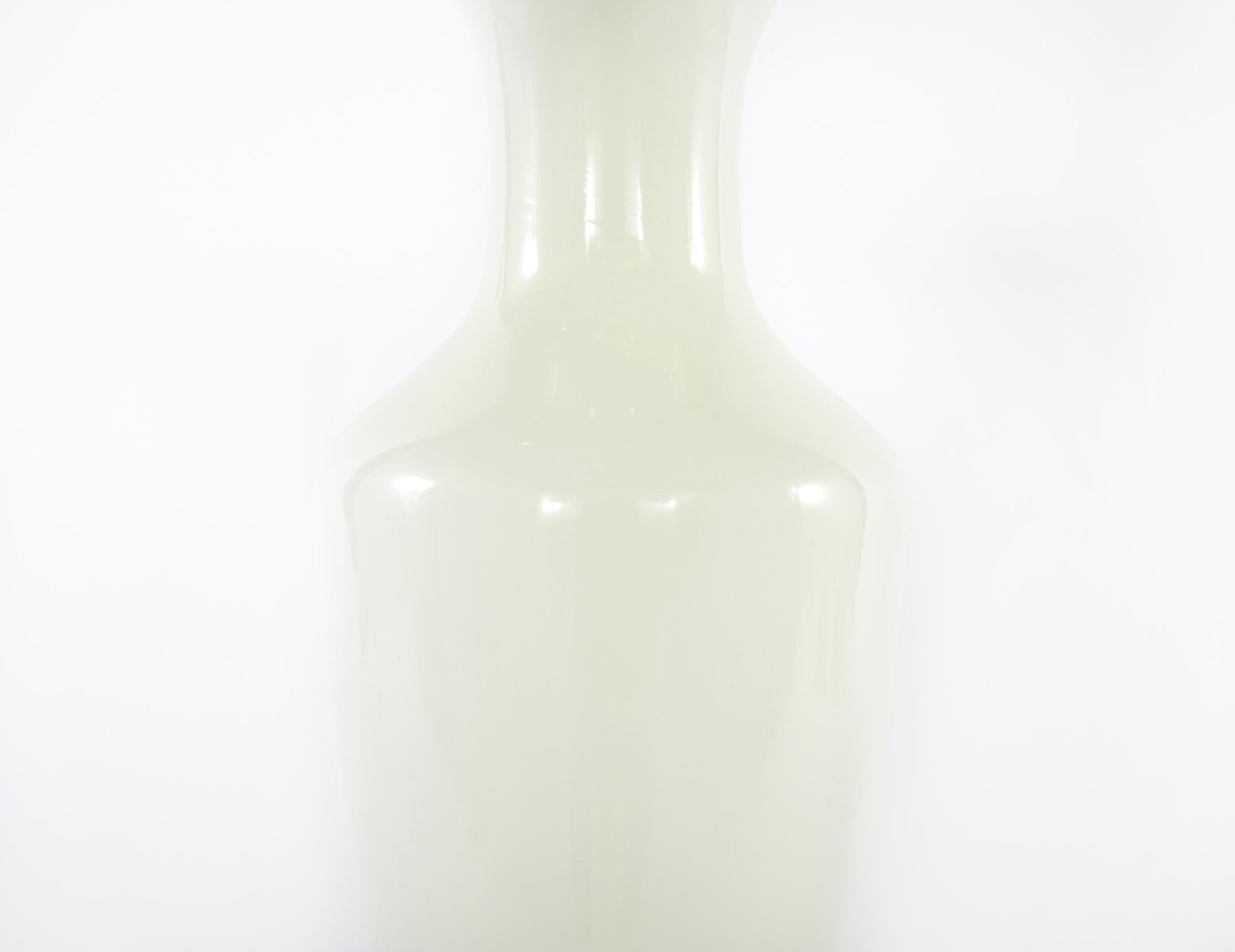 Dekorative Vase aus weißem Opal und vergoldetem Glas (20. Jahrhundert) im Angebot