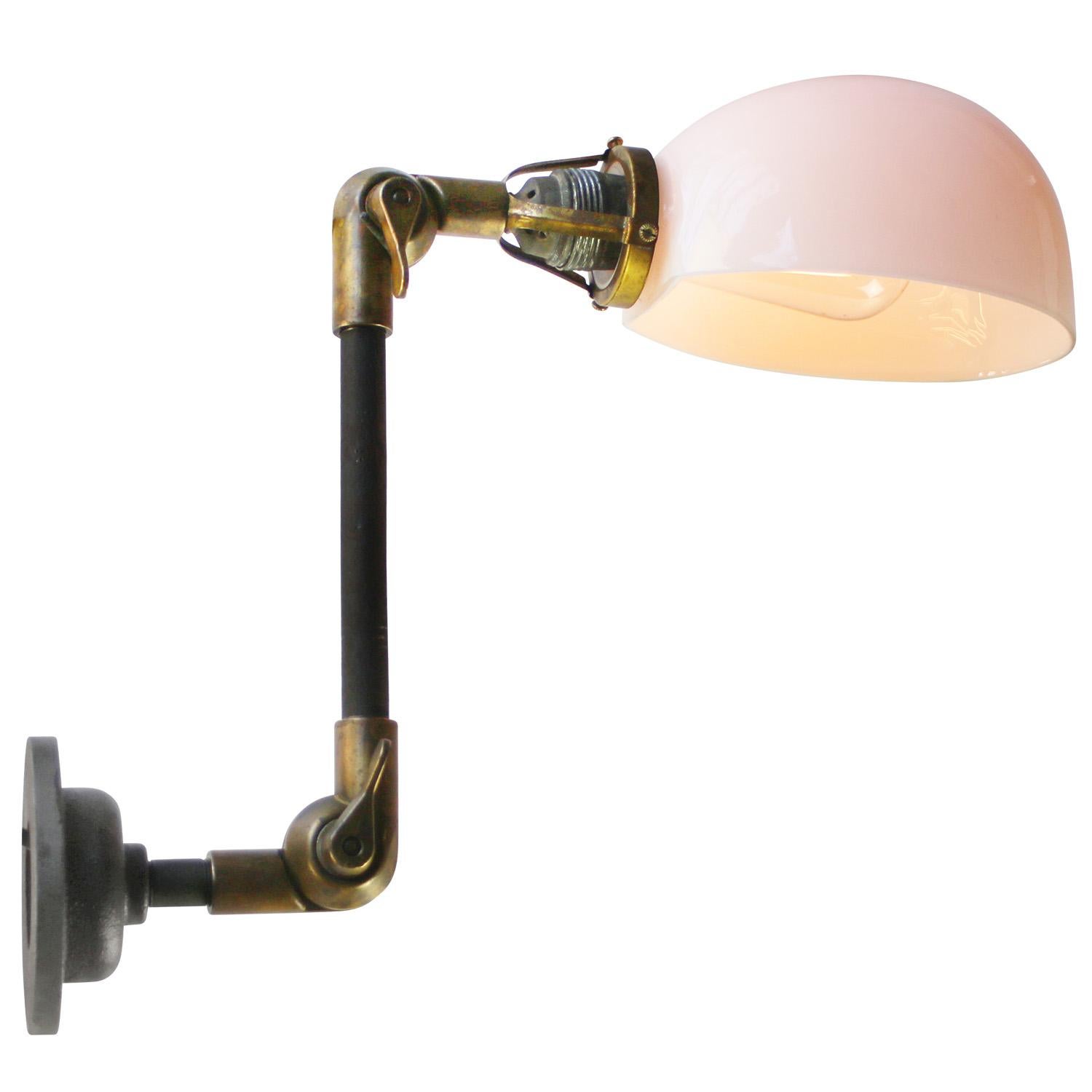 Verre opalin blanc, fonte avec coude en laiton, lampe de travail de machiniste.
réglable en hauteur
largeur telle qu'illustrée : 55 cm

Diamètre de la plaque murale 10,5 cm / 4 pouces

Le prix est fixé par article individuel. Toutes les lampes ont