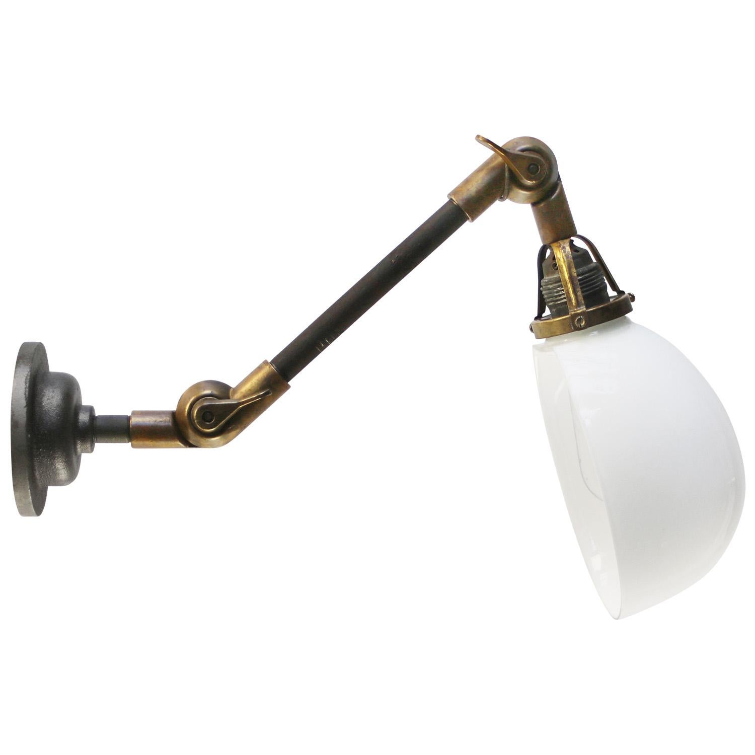 Industriel Appliques à 2 bras en métal et laiton avec verre opalin blanc French en vente