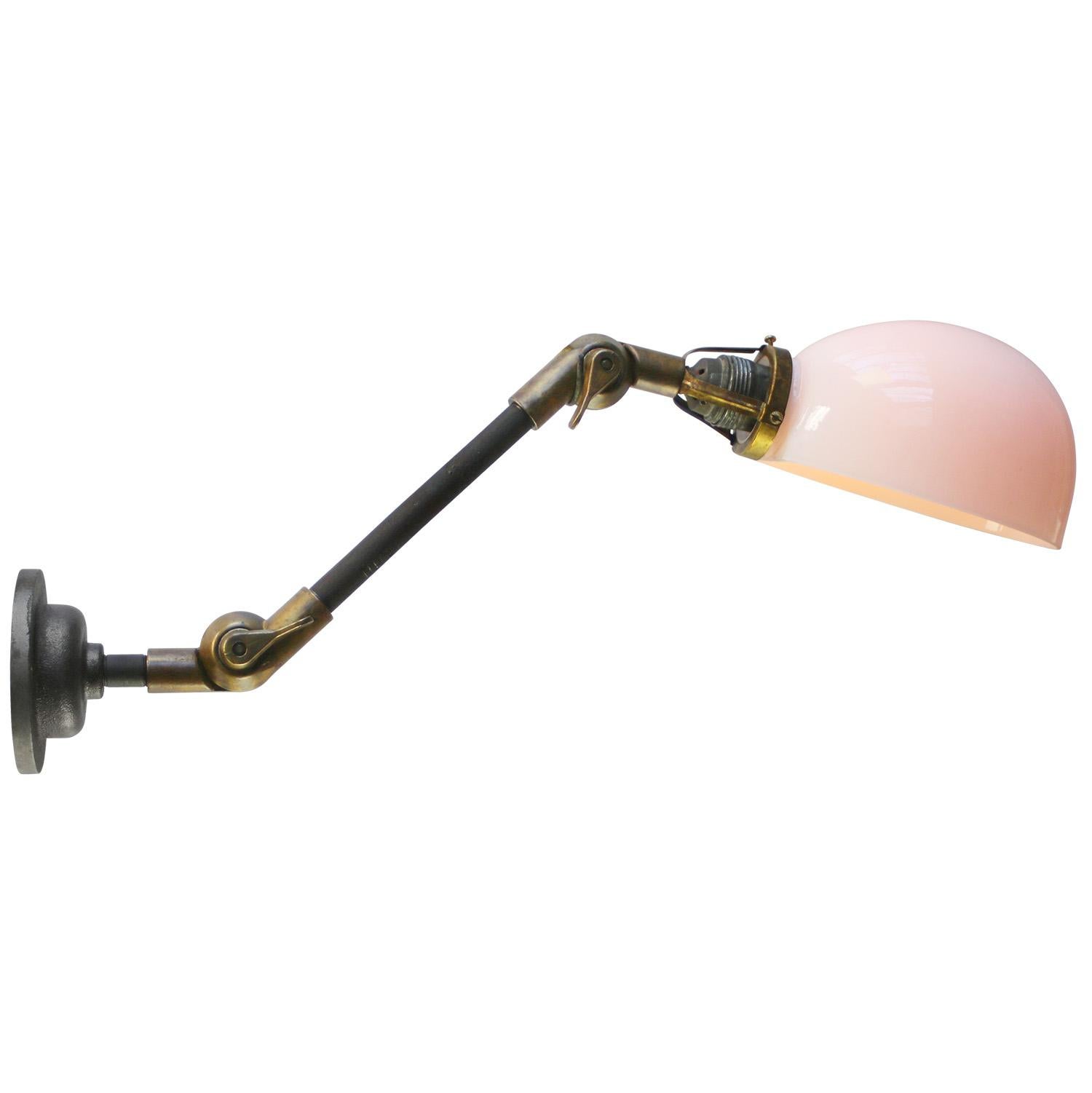 Français Appliques à 2 bras en métal et laiton avec verre opalin blanc French en vente