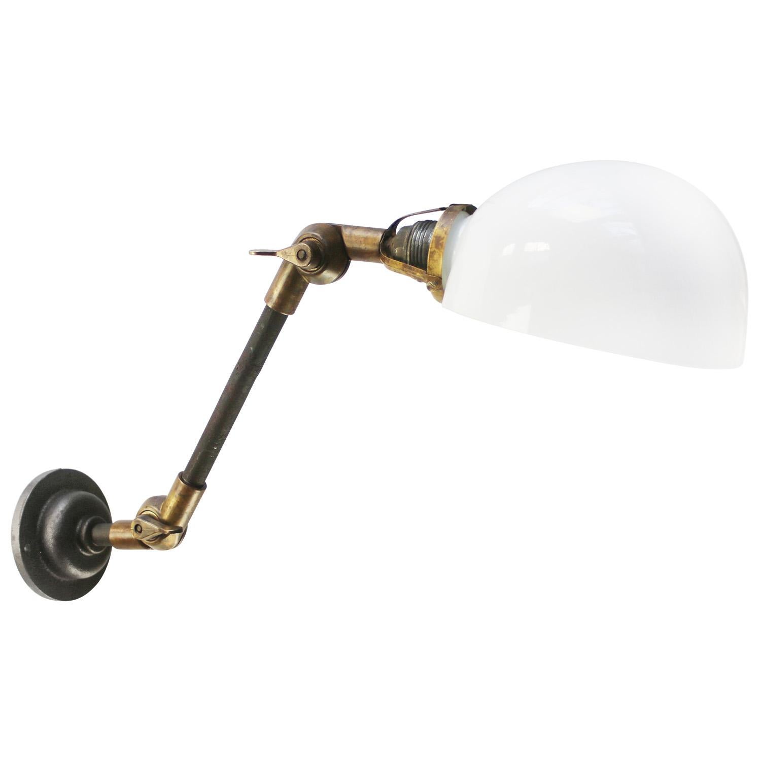 Moulage Appliques à 2 bras en métal et laiton avec verre opalin blanc French en vente