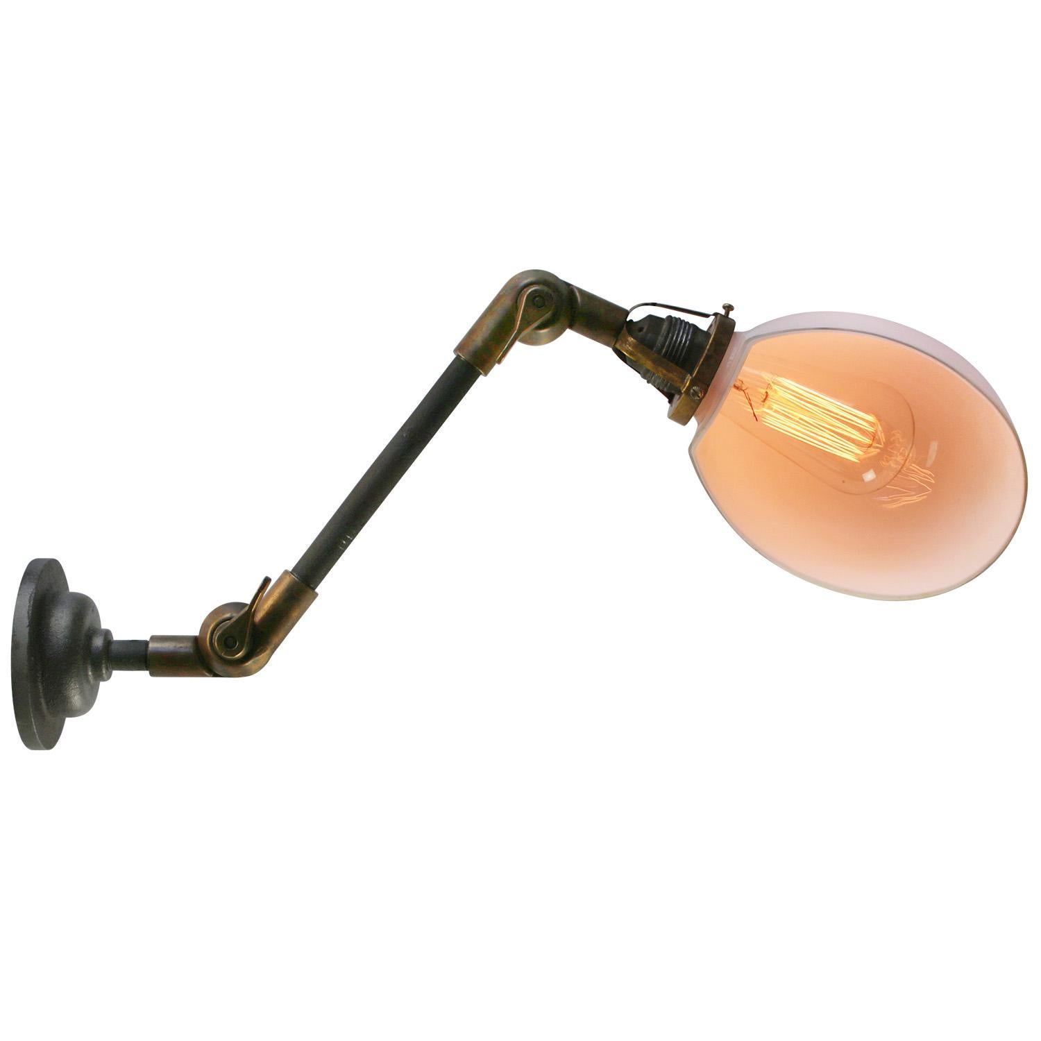 Appliques à 2 bras en métal et laiton avec verre opalin blanc French Bon état - En vente à Amsterdam, NL