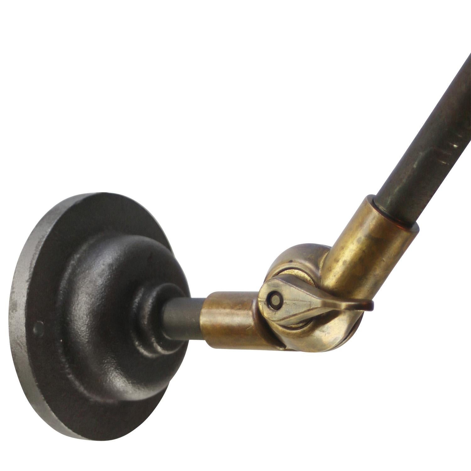 Laiton Appliques à 2 bras en métal et laiton avec verre opalin blanc French en vente