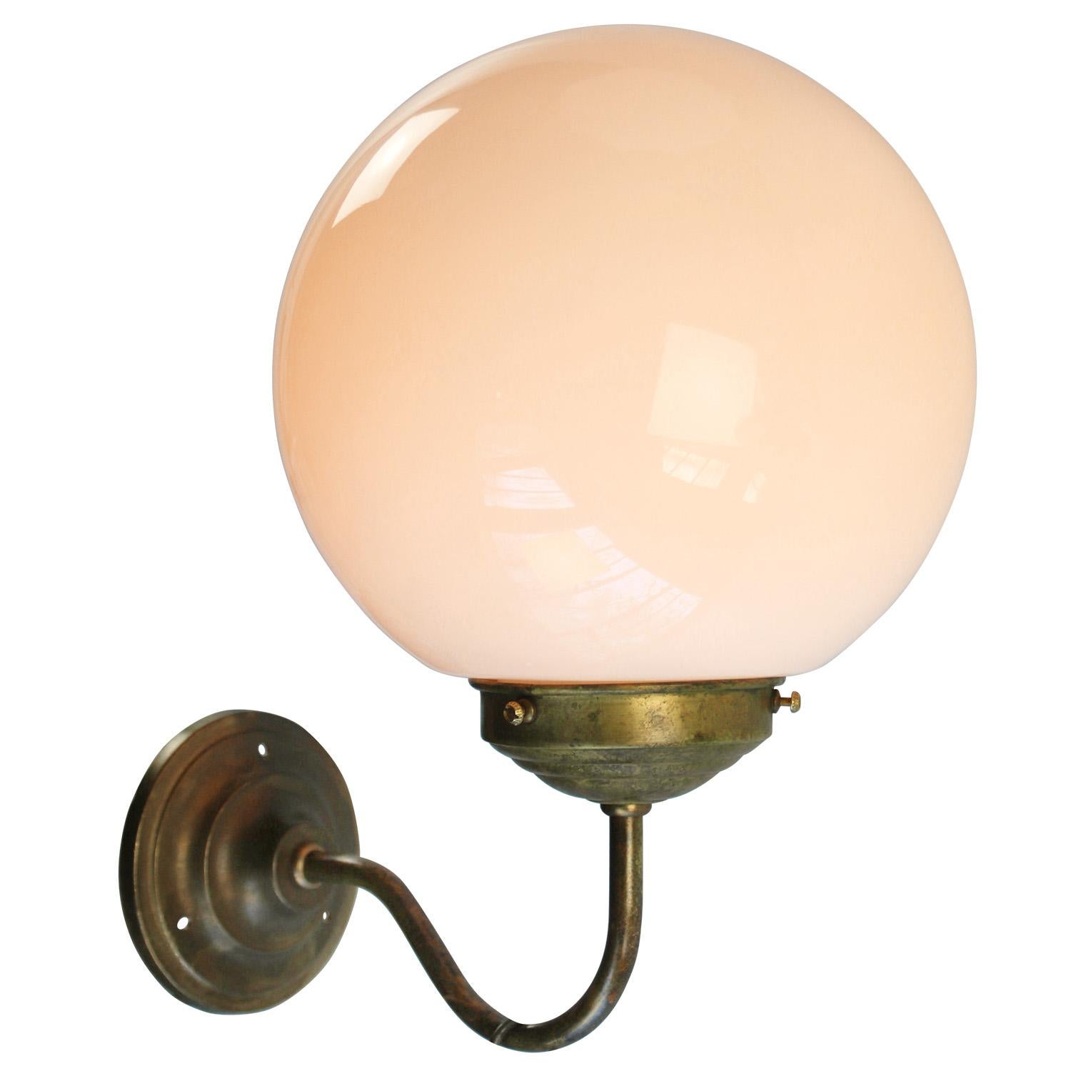 Lámparas de Pared Bistro Francesas de Cristal Opaline Blanco Latón Industrial en venta