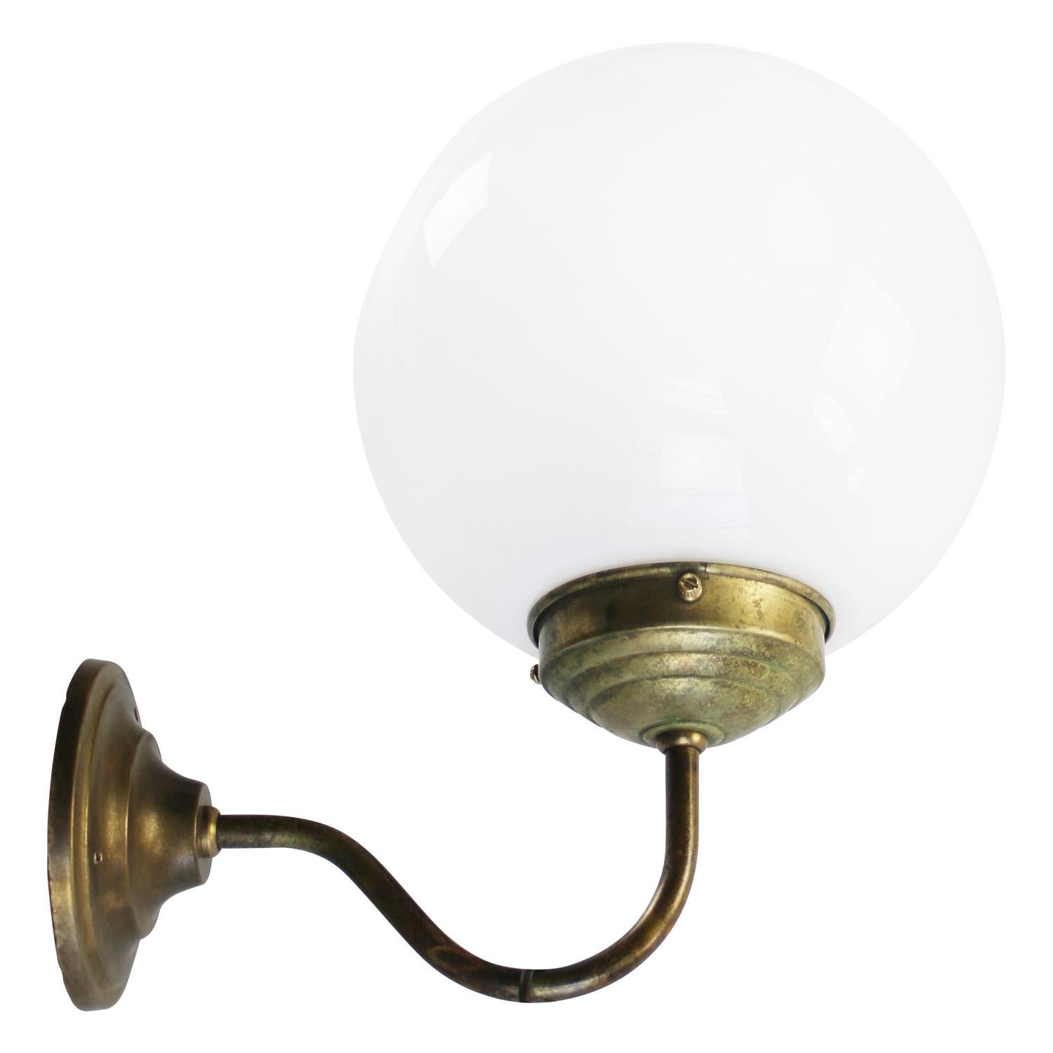 Lámparas de Pared Bistro Francesas de Cristal Opaline Blanco Latón Francés en venta