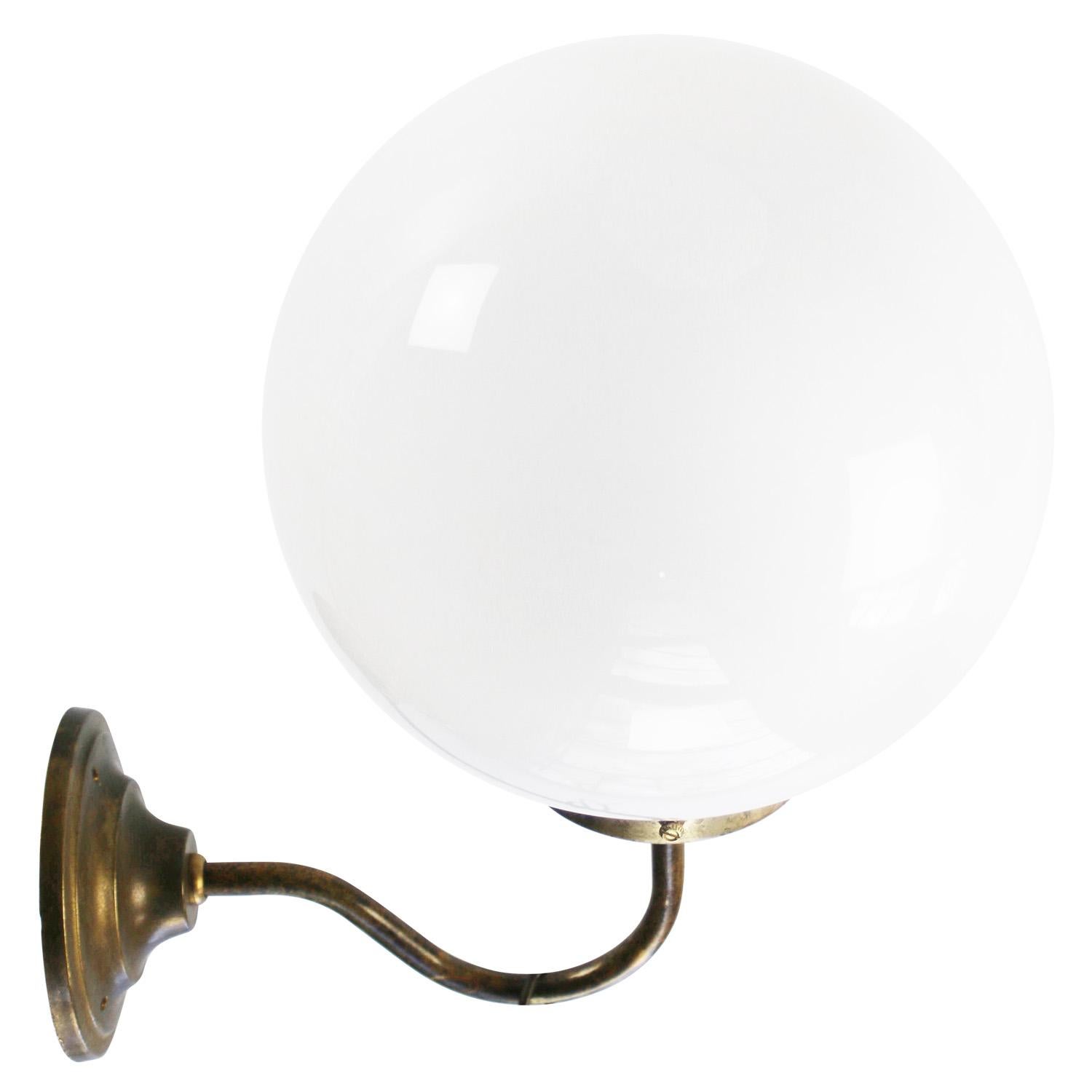 Lámparas de Pared Bistro Francesas de Cristal Opaline Blanco Latón en Bueno estado para la venta en Amsterdam, NL