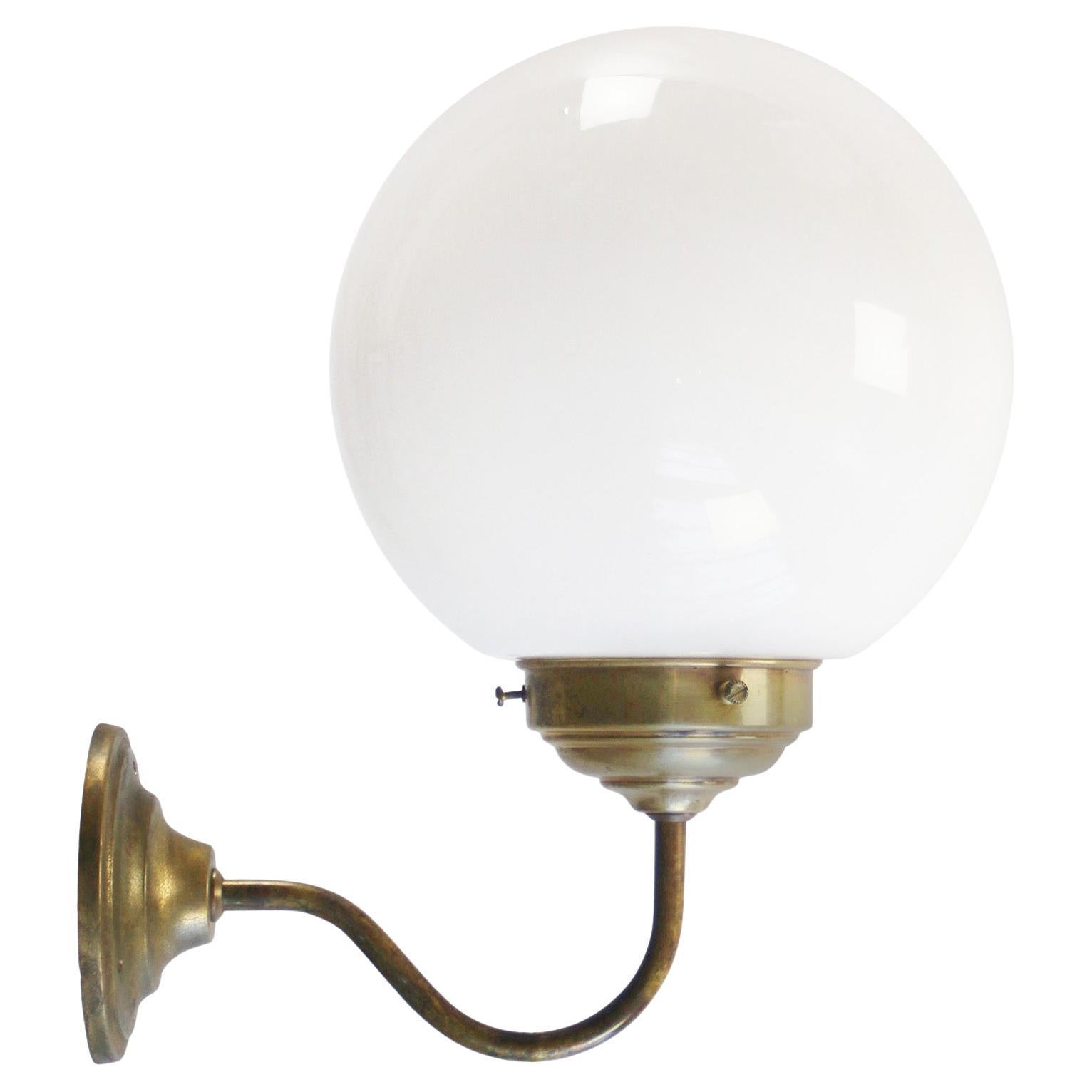 French Opaline in vetro opalino in ottone, lampade da parete Bistro in vendita