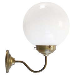 Appliques de bistrot en laiton, verre opalin blanc, French Opaline