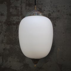 Lampade a sospensione in vetro opalino bianco francese e ottone