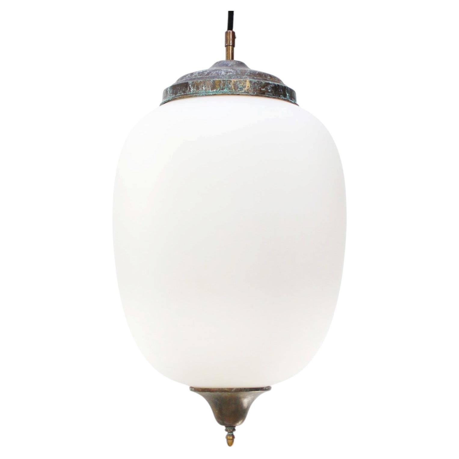 Lampade a sospensione in vetro opalino bianco francese e ottone in vendita