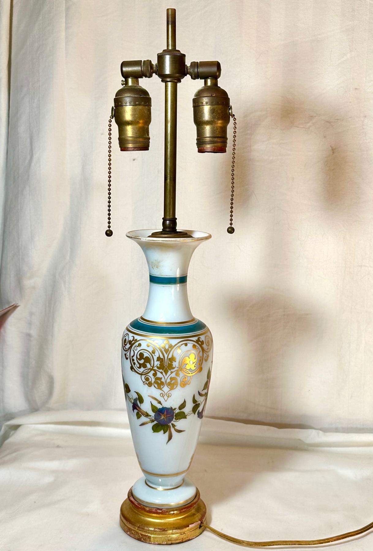 Vase-lampe français en verre opalin blanc Attribué à Baccarat. en vente 4