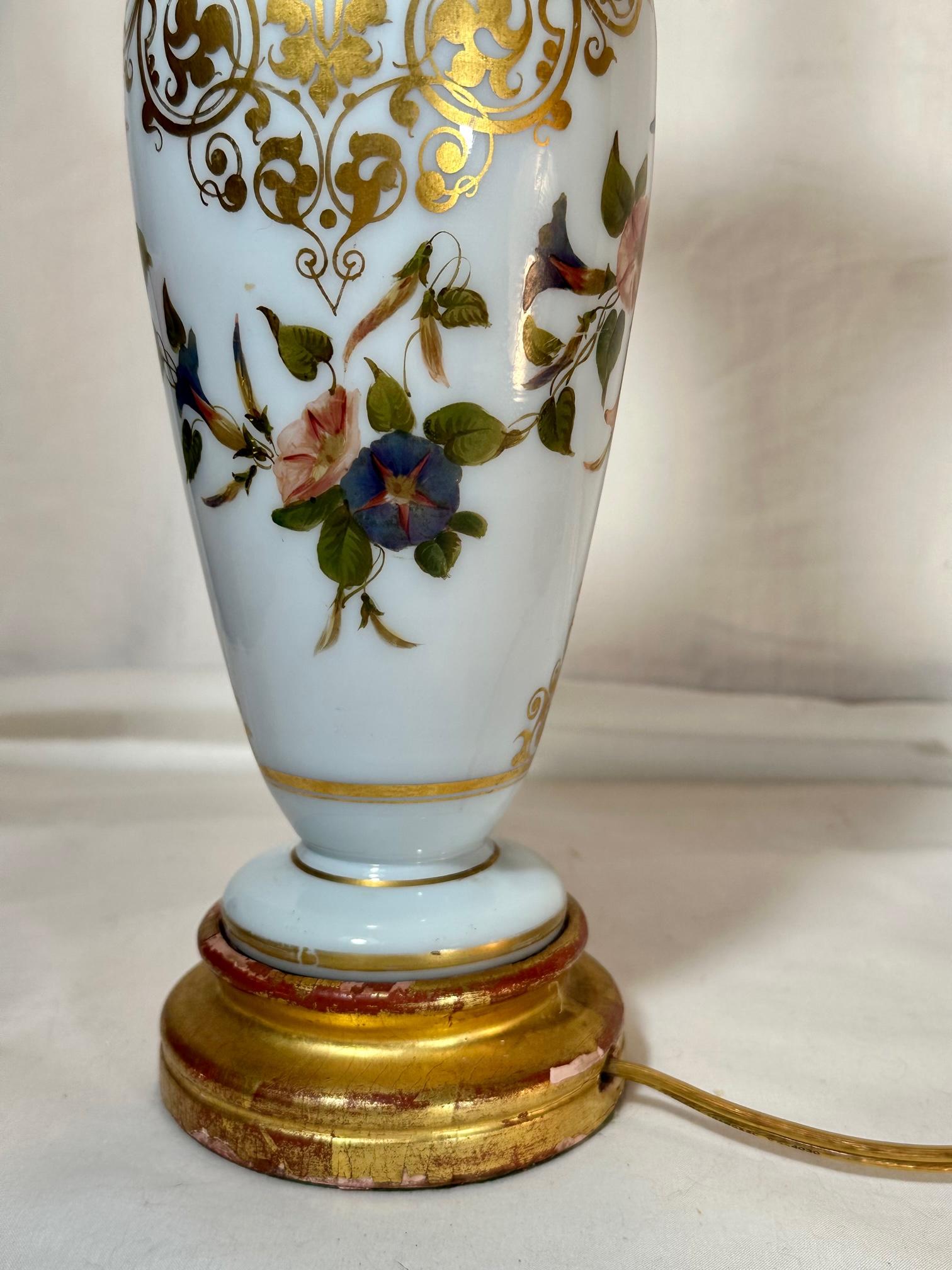 Peint à la main Vase-lampe français en verre opalin blanc Attribué à Baccarat. en vente