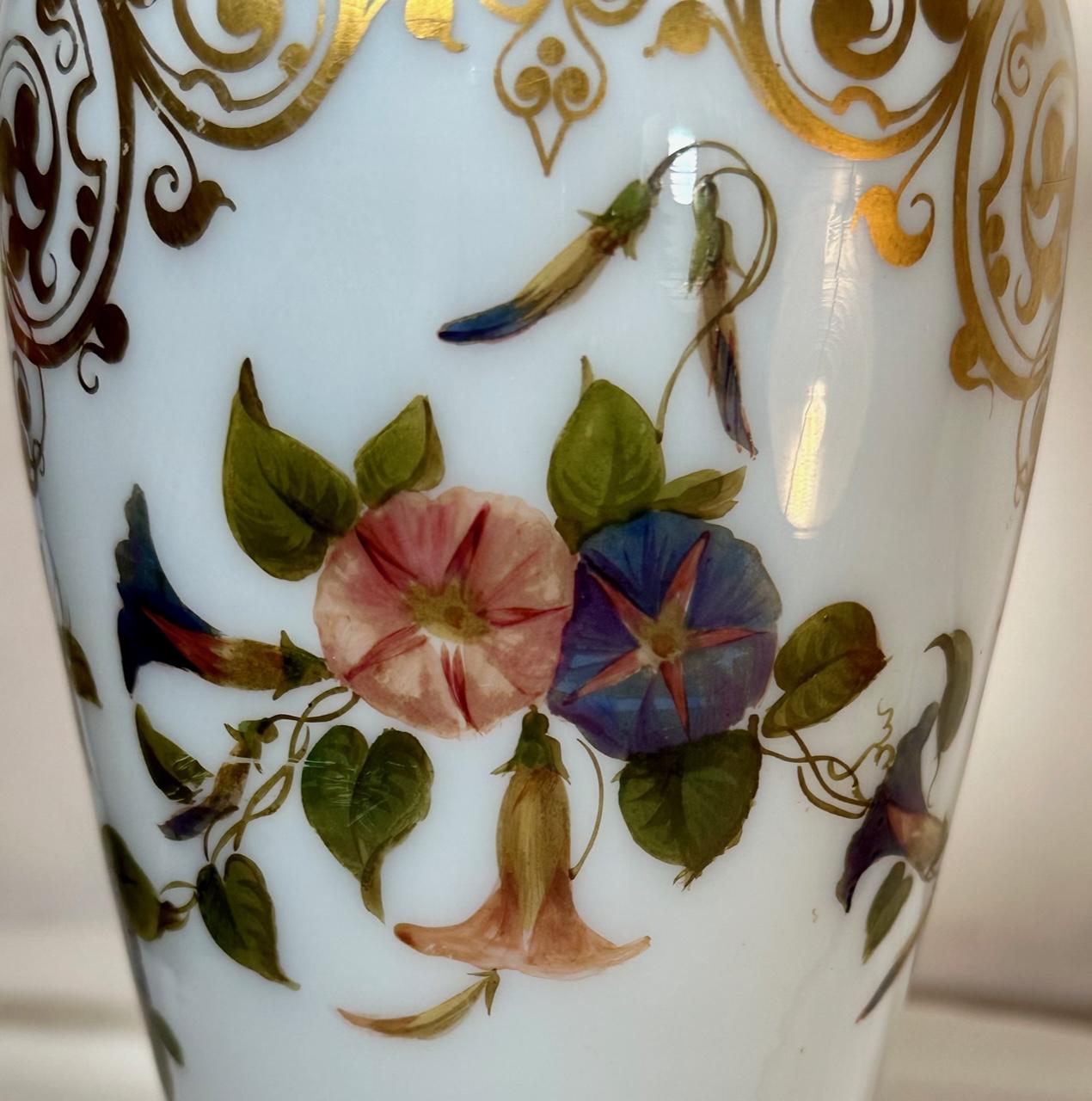Vase-lampe français en verre opalin blanc Attribué à Baccarat. Bon état - En vente à Vero Beach, FL