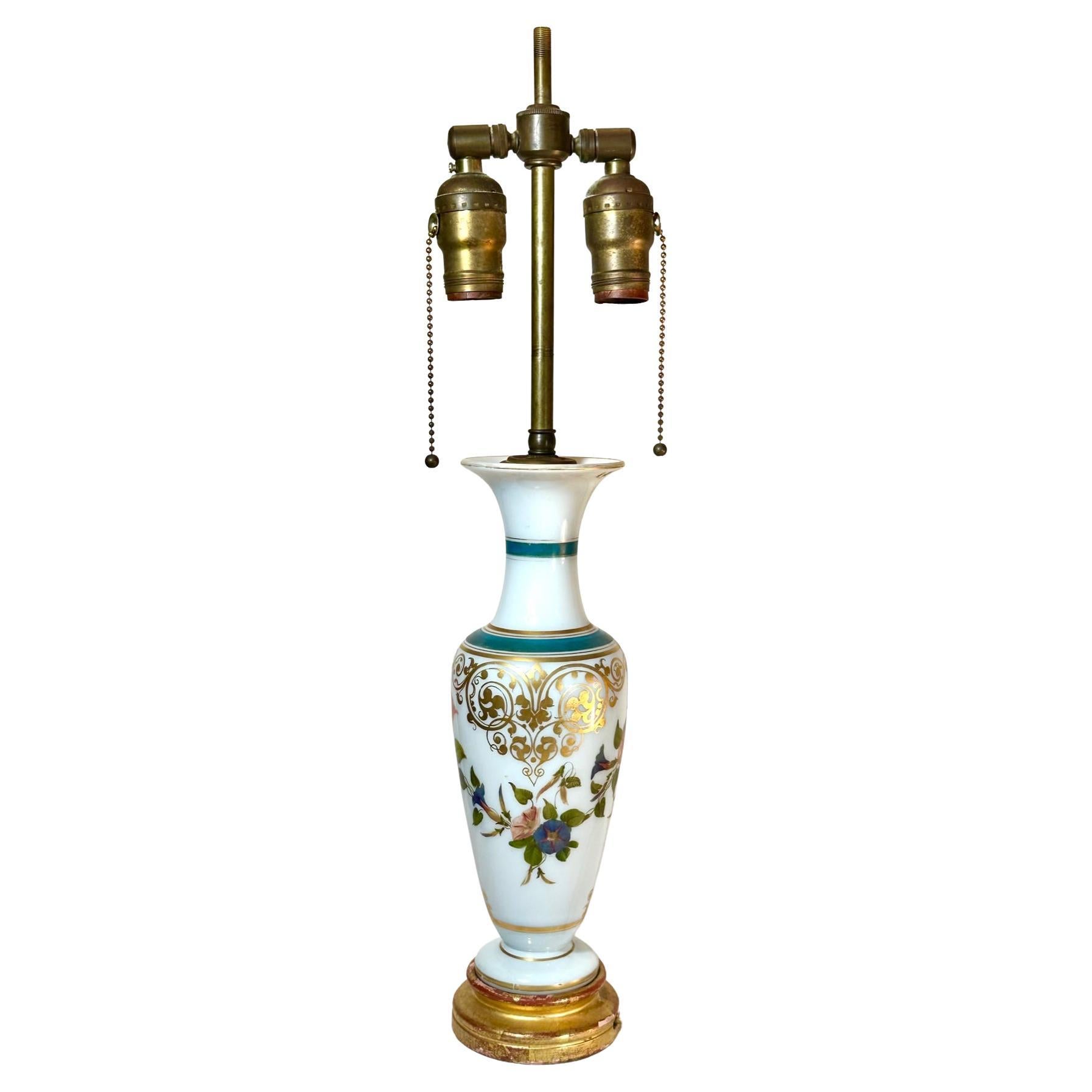 Vase-lampe français en verre opalin blanc Attribué à Baccarat.