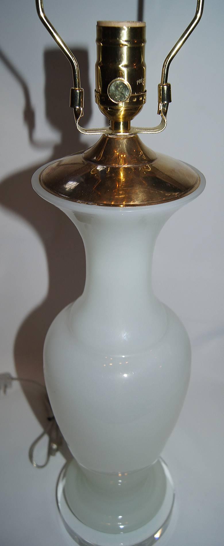 French White Opaline Lamp In Good Condition For Sale In New York, NY