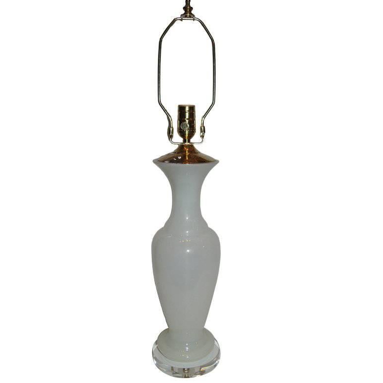 Lampe de table en verre opalin français des années 1940 avec base en Lucite.

Mesures :
Hauteur du corps : 19
Diamètre : 6,5