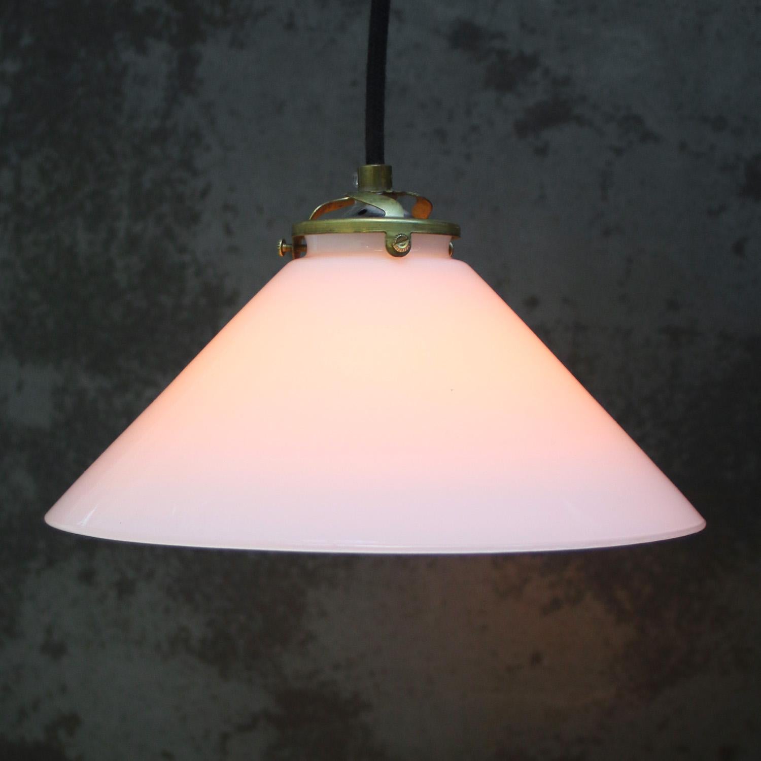 Lámparas colgantes de latón French White Opaline Milk Glass Francés en venta