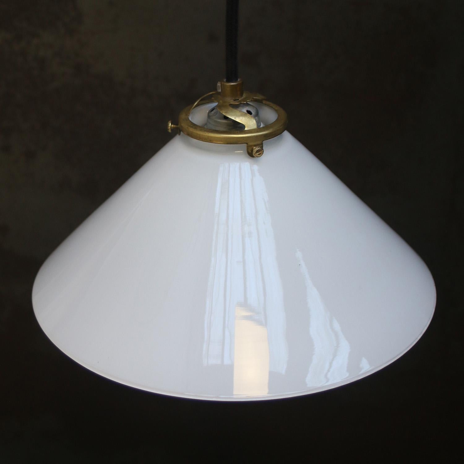 Lámparas colgantes de latón French White Opaline Milk Glass en Bueno estado para la venta en Amsterdam, NL