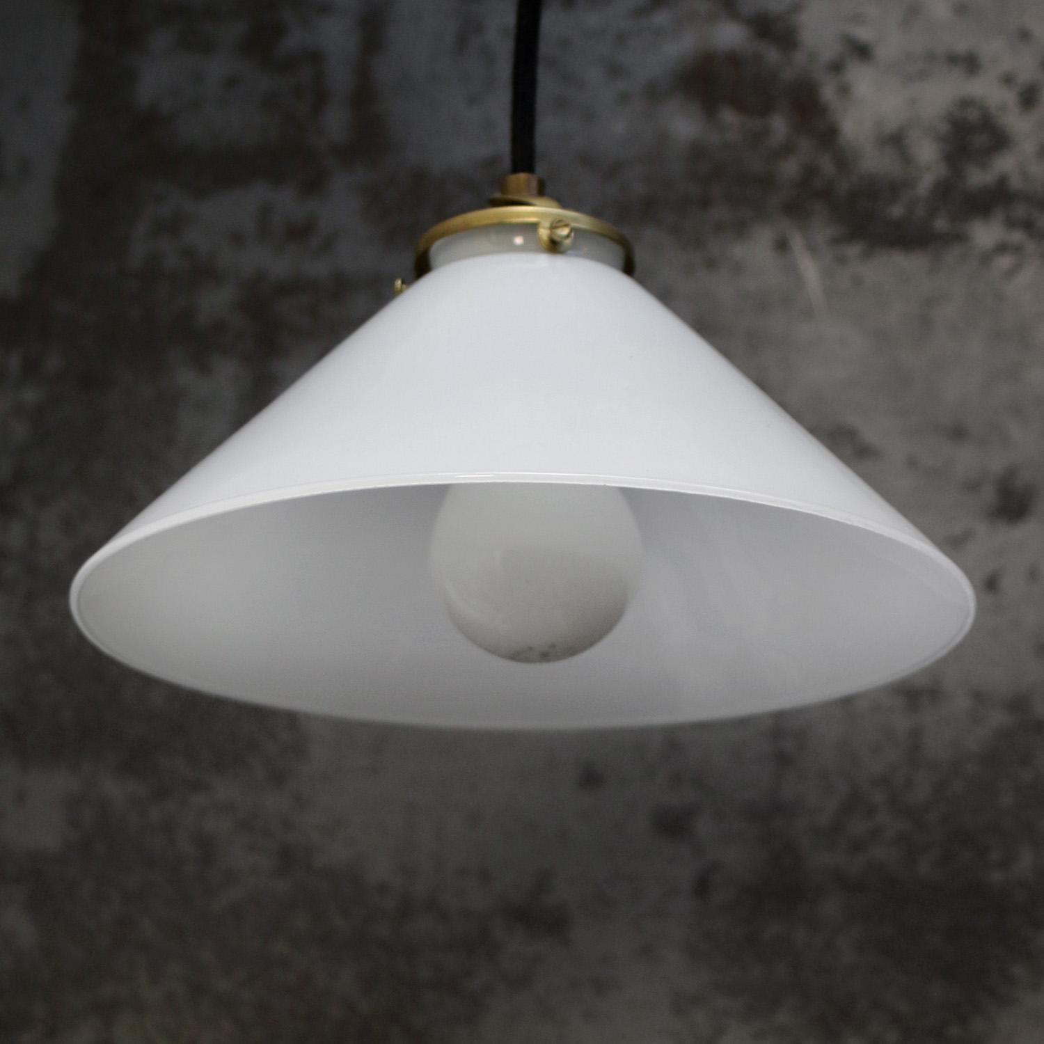 Lámparas colgantes de latón French White Opaline Milk Glass Latón en venta