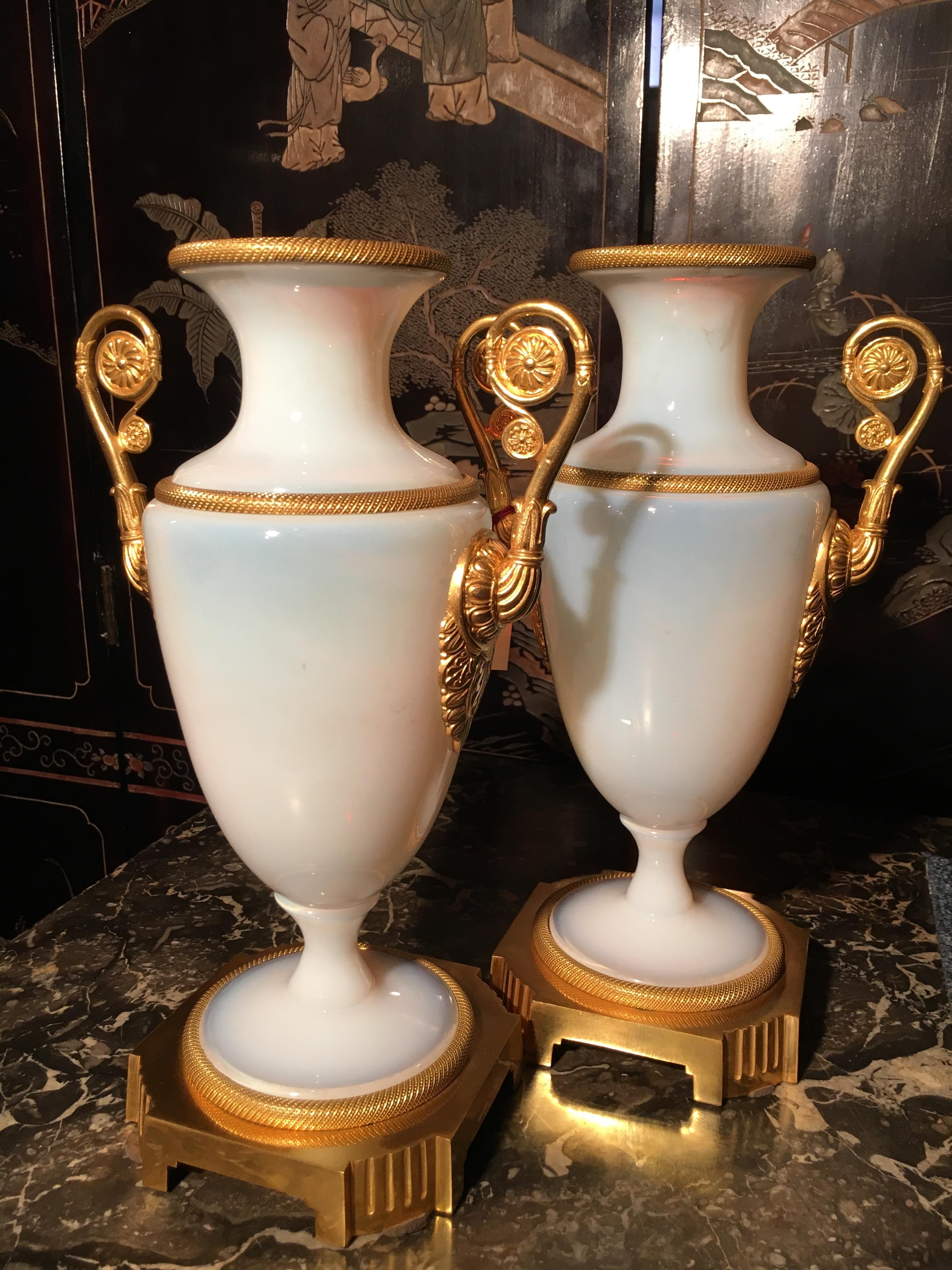 Französische Vasen aus weißem Opalin, mit vergoldeten Bronzebeschlägen. Periode Karl X.