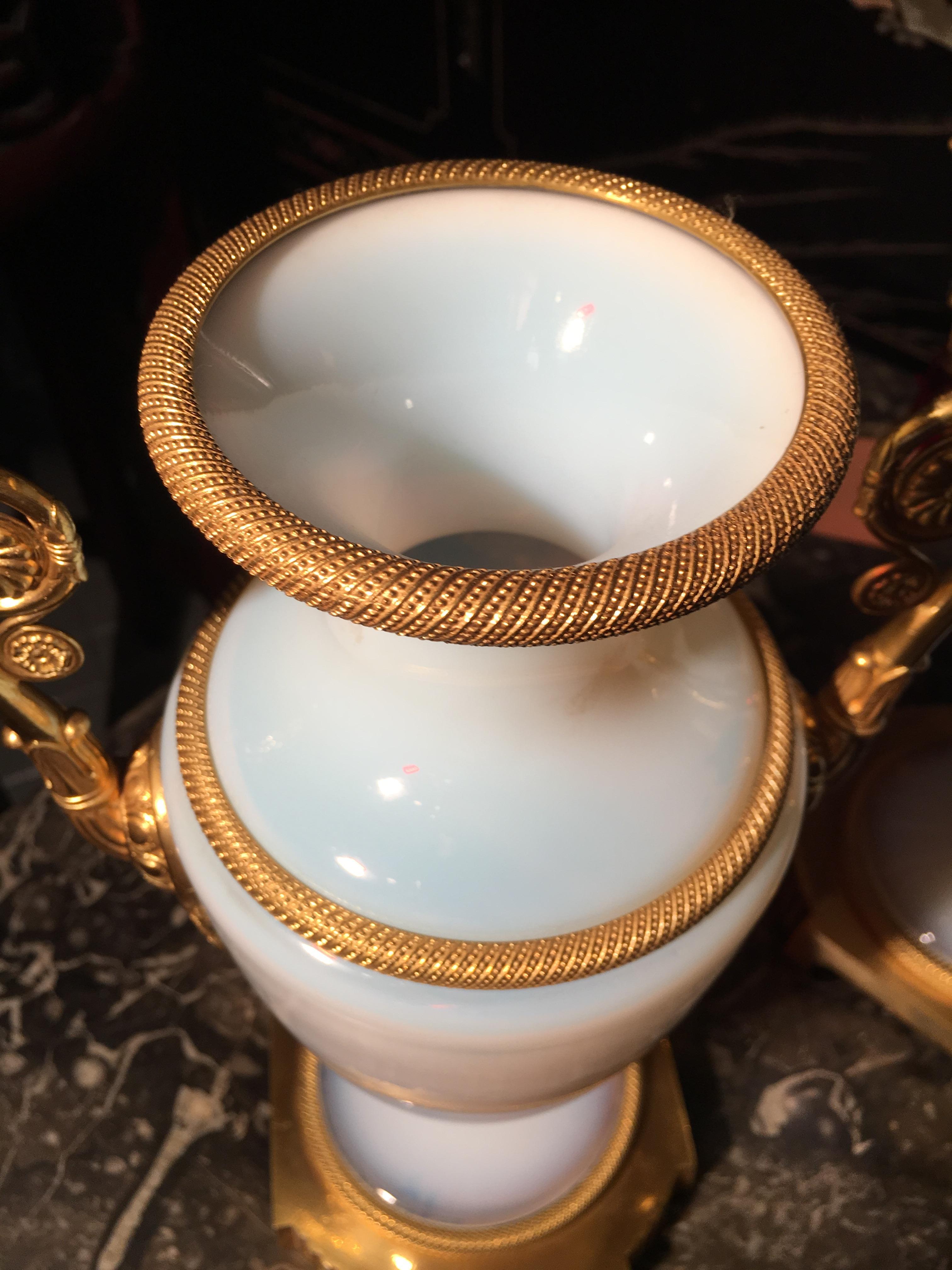Vasen aus weißem Opal, mit vergoldeten Bronzebeschlägen, Charles X.-Periode (Französisch) im Angebot