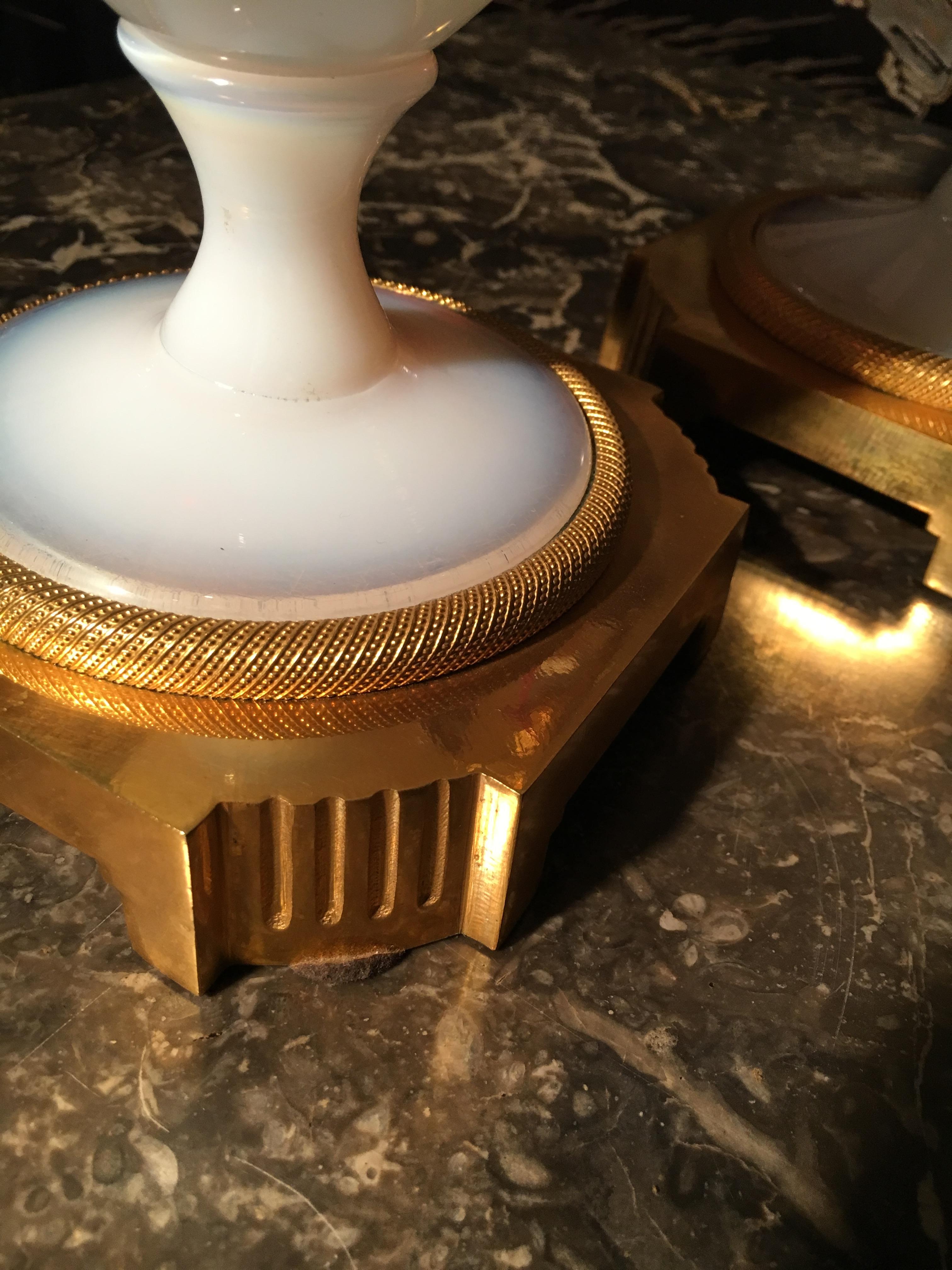 Vasen aus weißem Opal, mit vergoldeten Bronzebeschlägen, Charles X.-Periode im Zustand „Hervorragend“ im Angebot in Saint-Ouen, FR