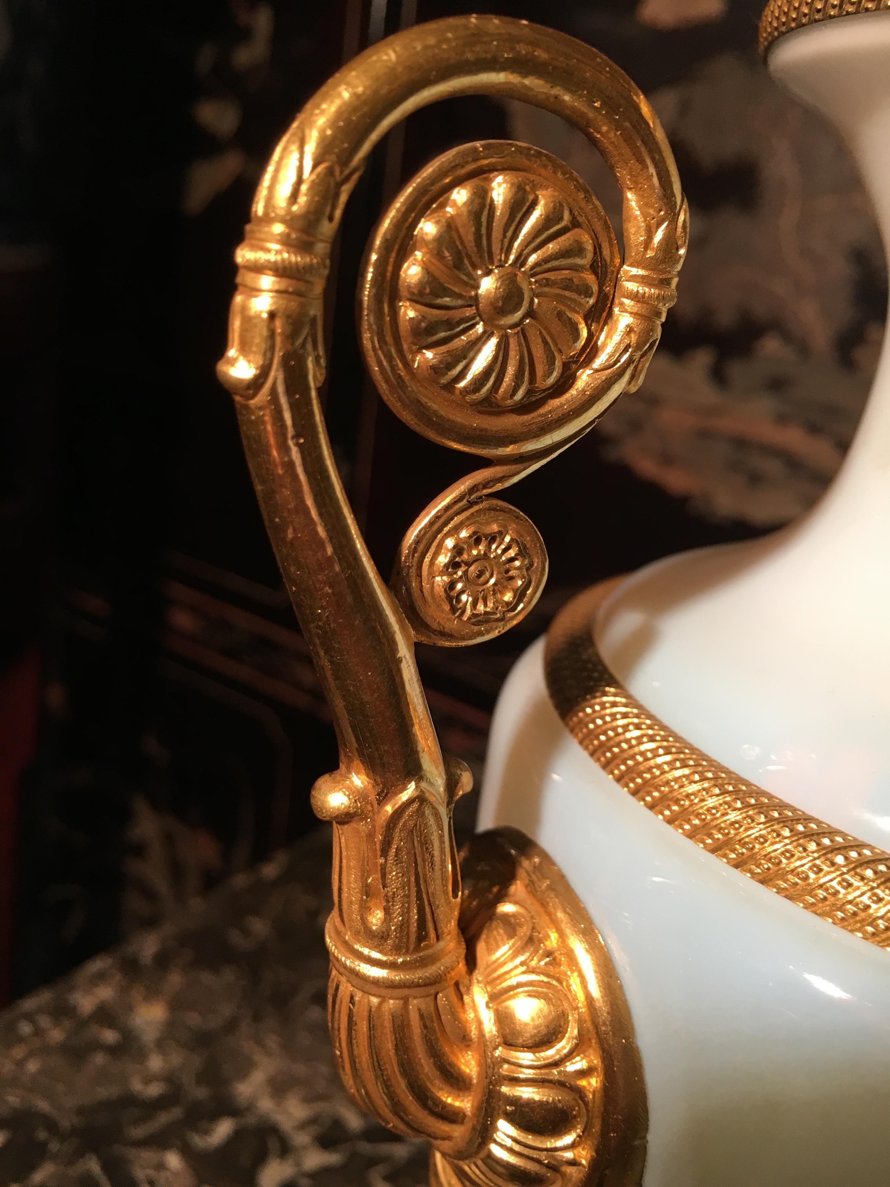 Metà XIX secolo Vasi opalini bianchi francesi con montatura in bronzo dorato, periodo Charles X in vendita