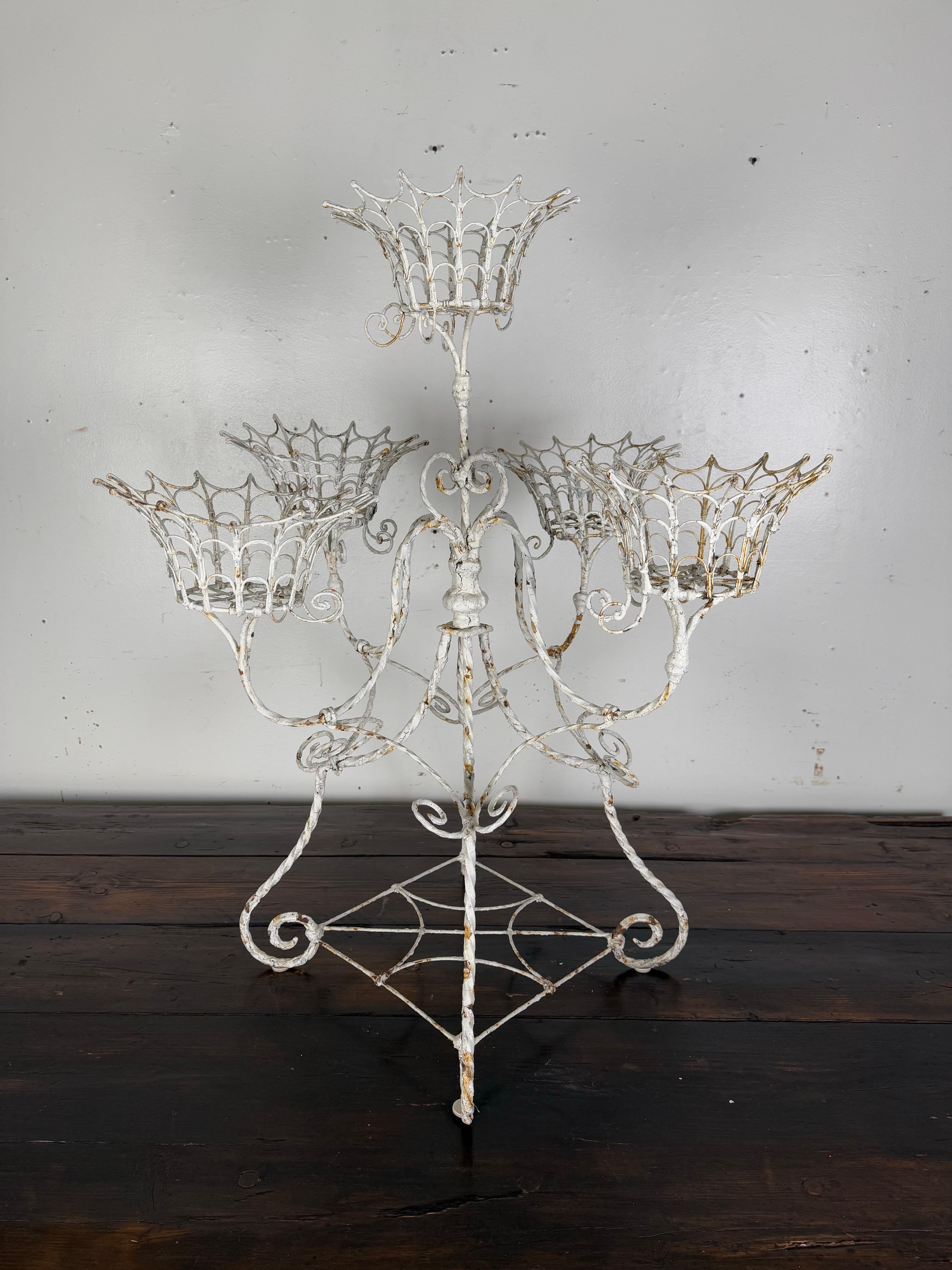 Französisches weiß lackiertes (5) Pflanzgefäß aus Metall, C 1930 (Französische Provence) im Angebot