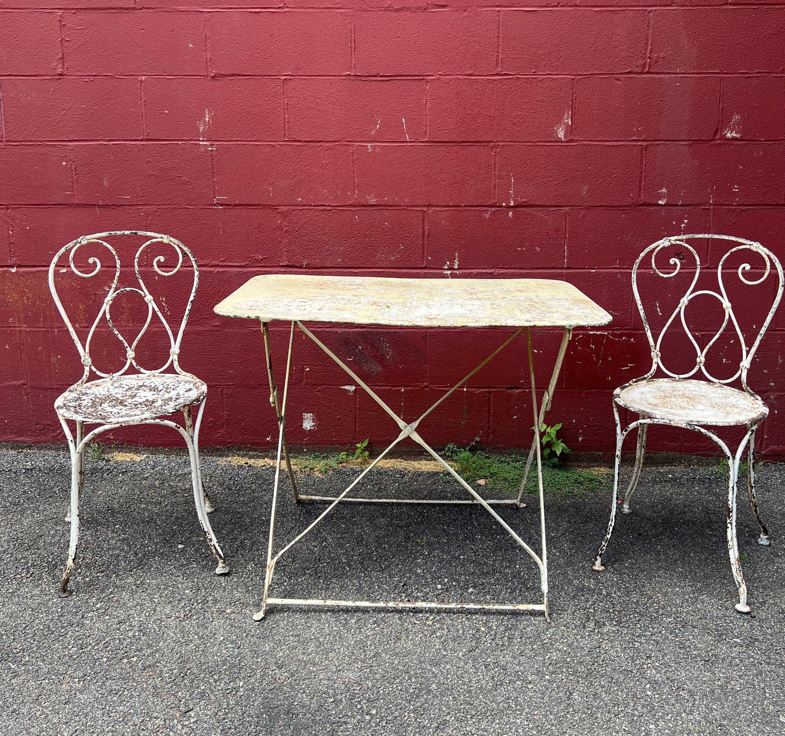Table de jardin pliante française peinte en blanc Abîmé - En vente à Buchanan, NY