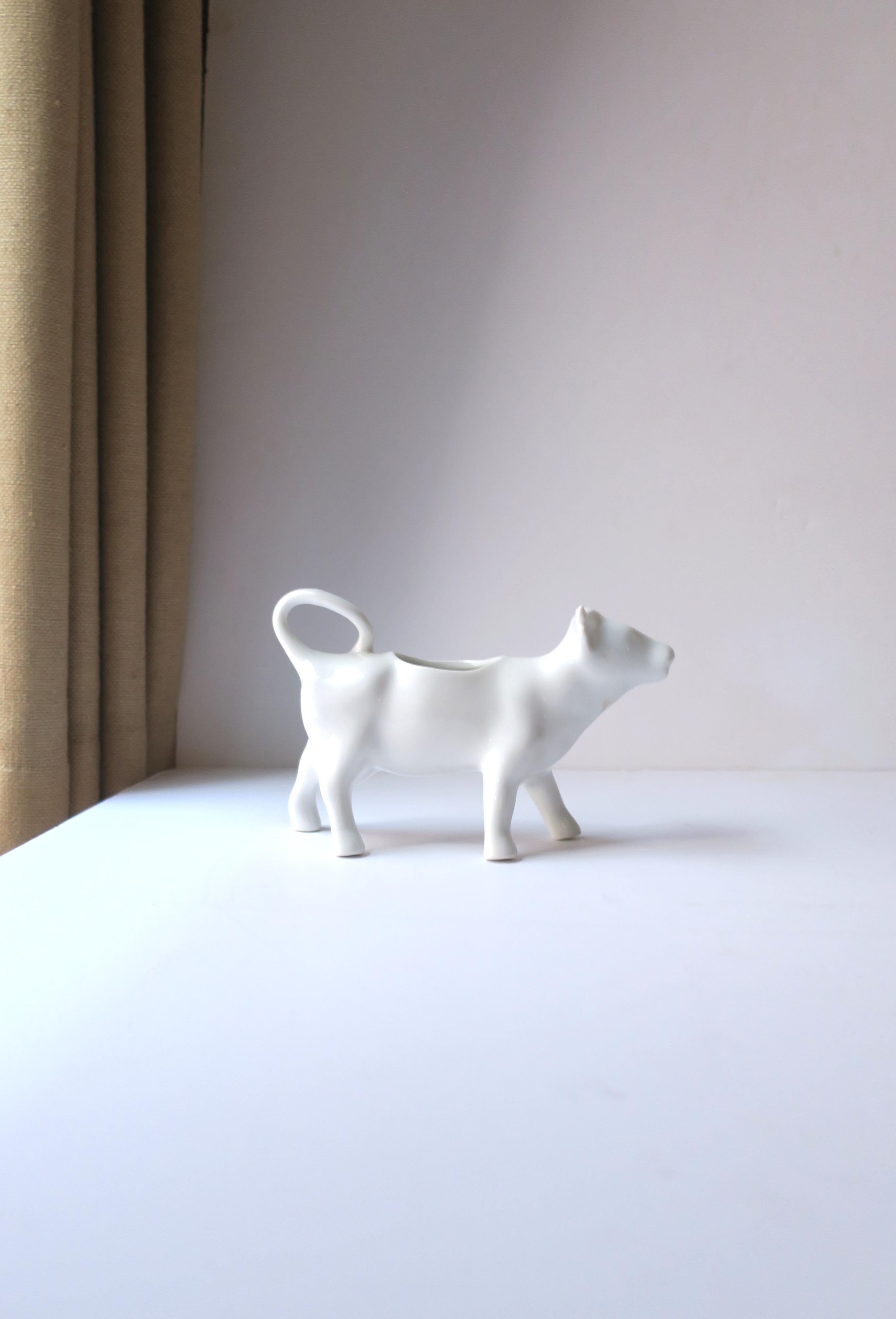 Crémier français en porcelaine blanche en forme de vache de style rustique en vente 4