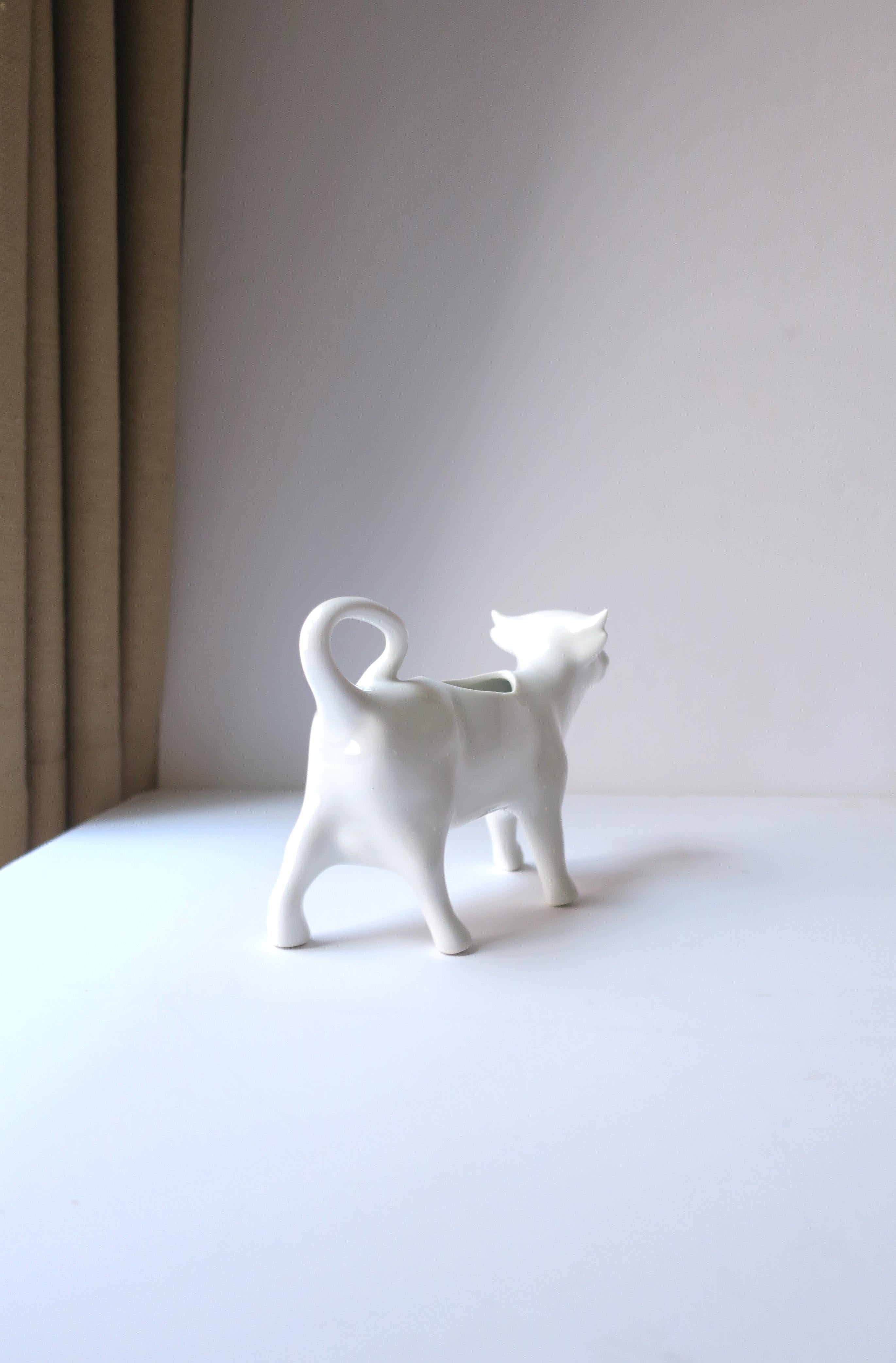 Crémier français en porcelaine blanche en forme de vache de style rustique en vente 6