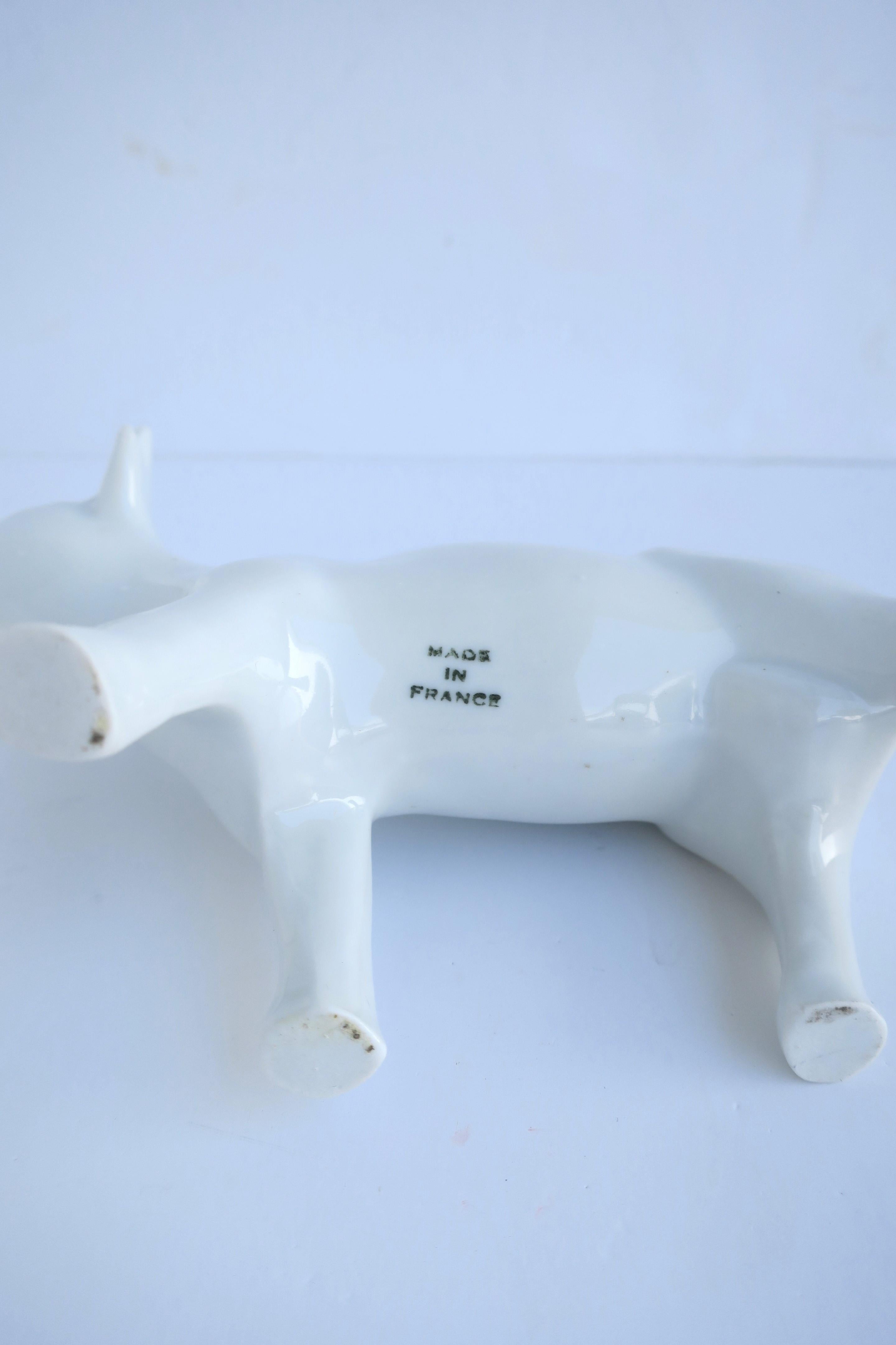 Crémier français en porcelaine blanche en forme de vache de style rustique en vente 7