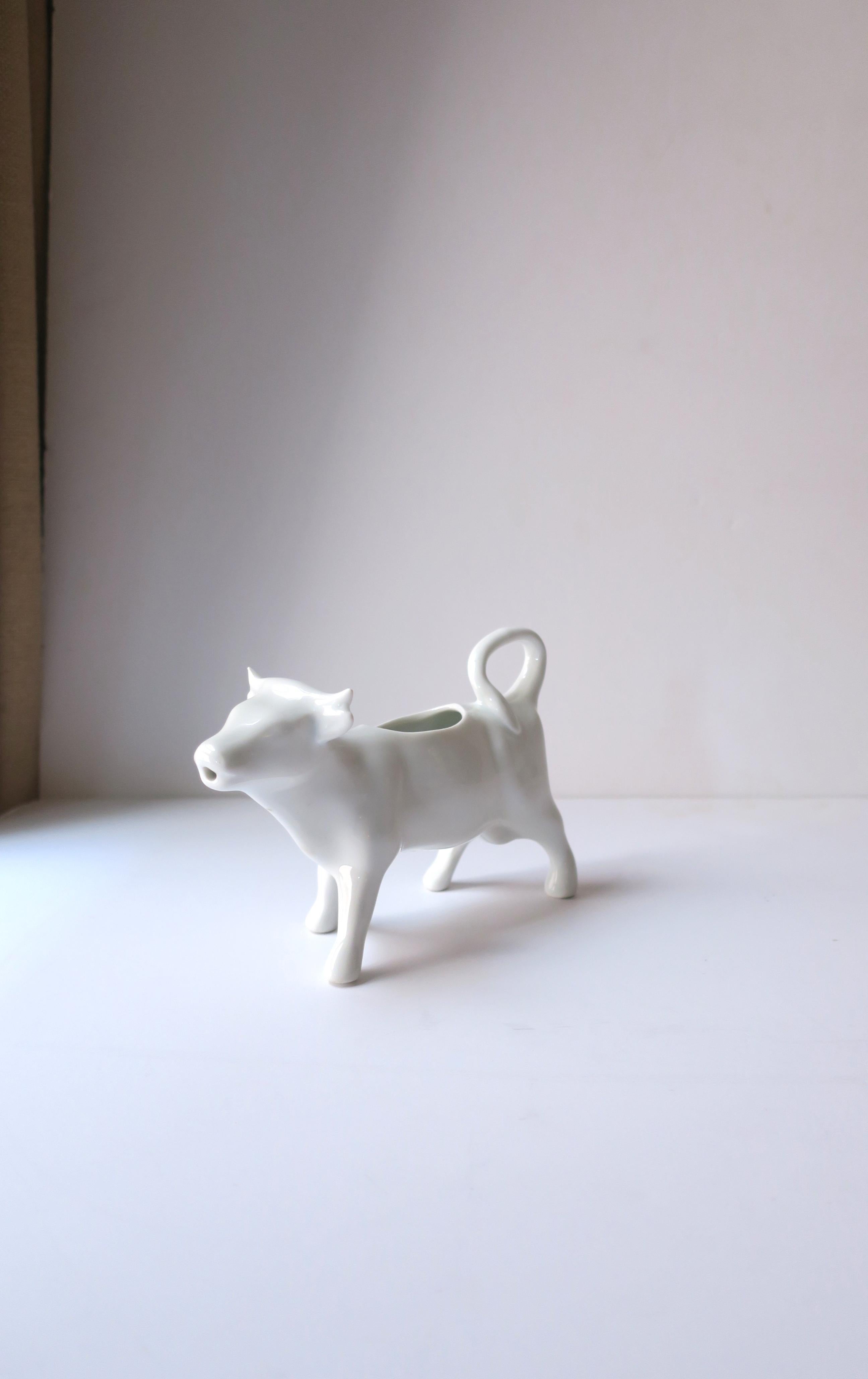 Crémier français en porcelaine blanche en forme de vache de style rustique en vente 1